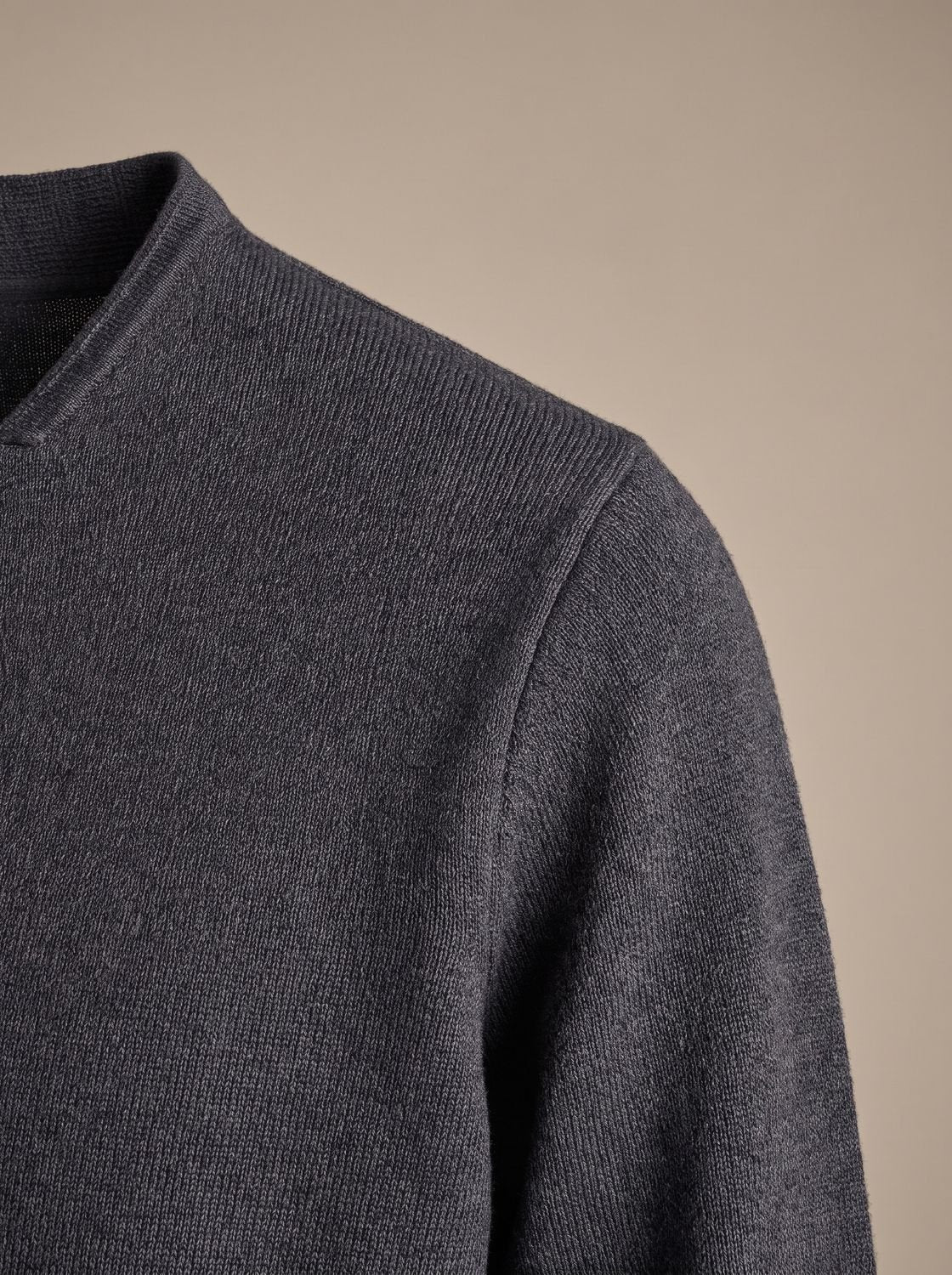 Textura y acabado del punto del cárdigan slim fit para hombre