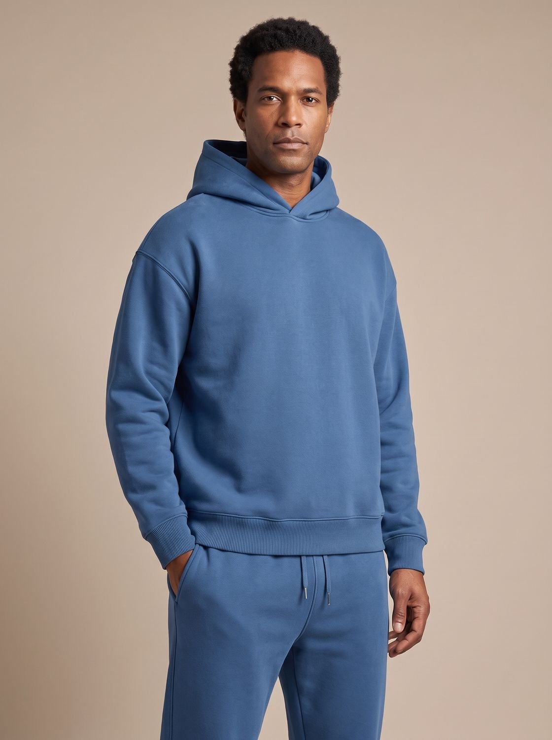 Vista frontal del conjunto chándal oversize con capucha ajustable y cintura elástica