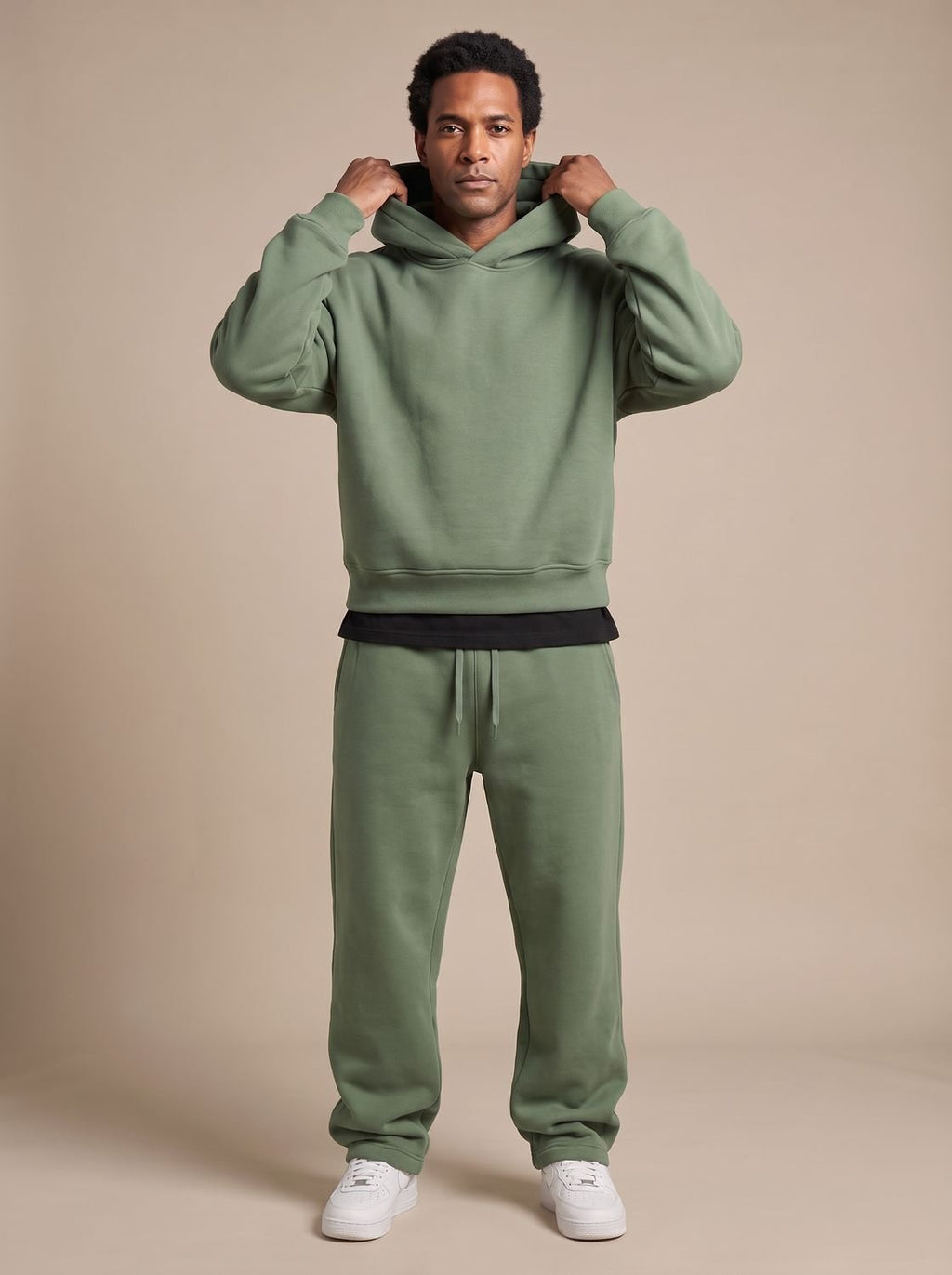 Modelo luciendo el conjunto chándal oversize en look casual de calle