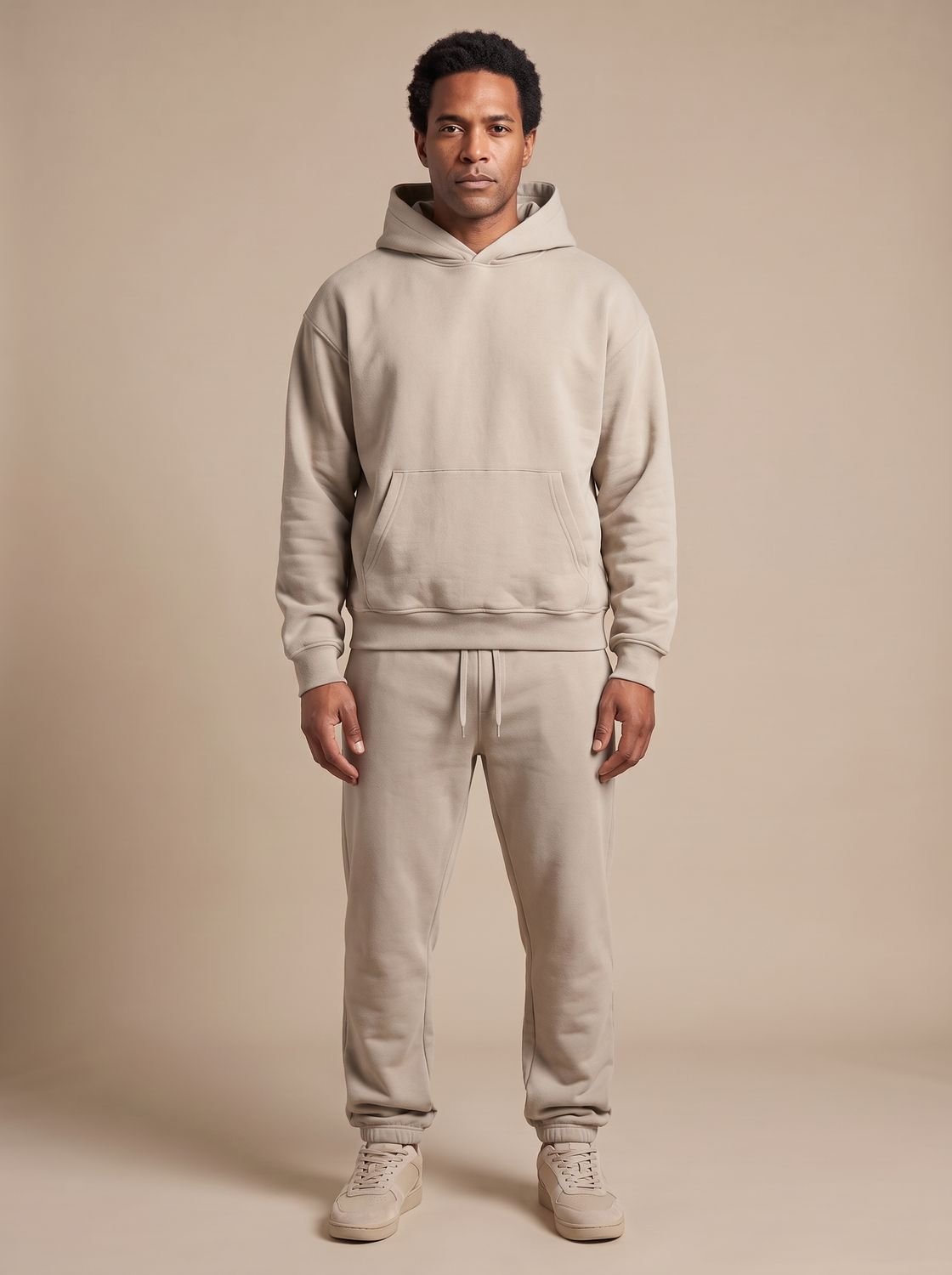 Detalle de la tela y el corte relajado del conjunto chándal oversize para hombre