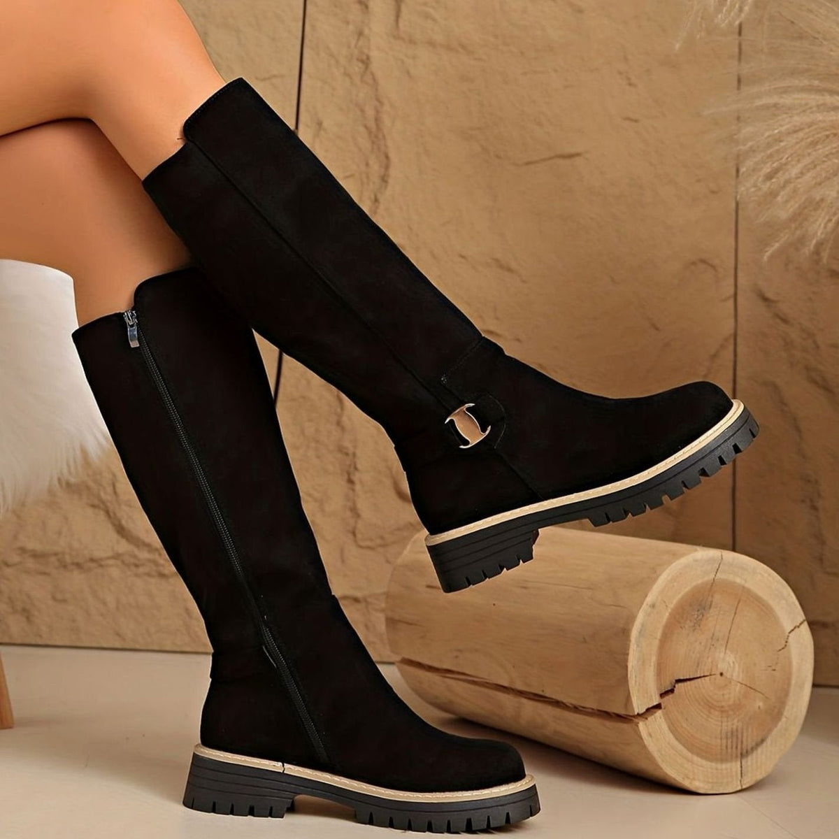 Botas altas de mujer en ante sintético color negro con tacón bloque y cremallera lateral