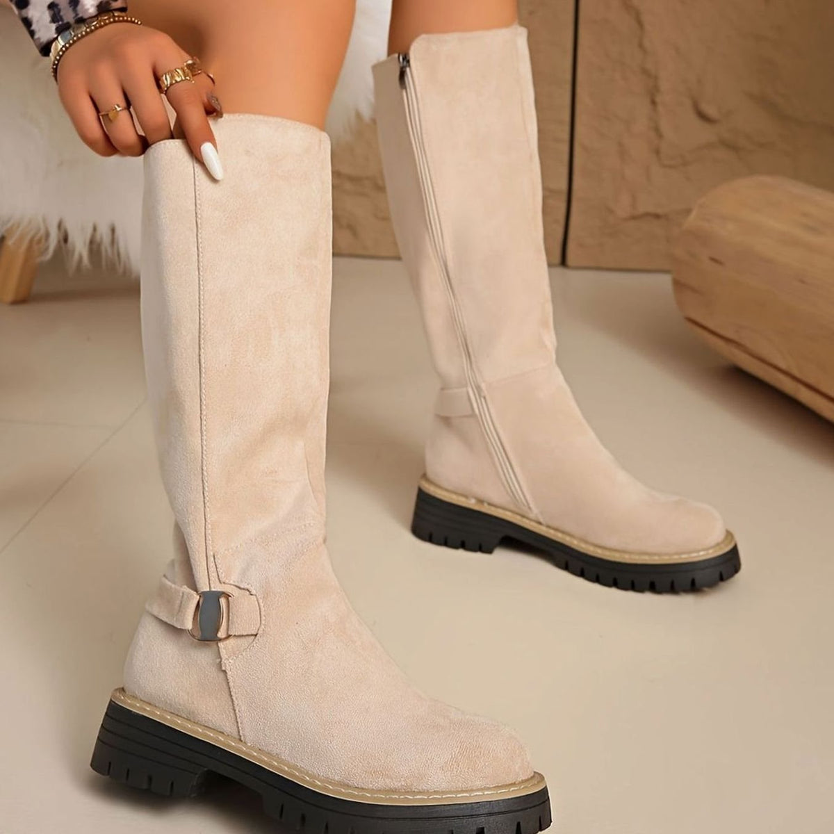 Vista frontal de las botas altas de mujer mostrando el diseño completo