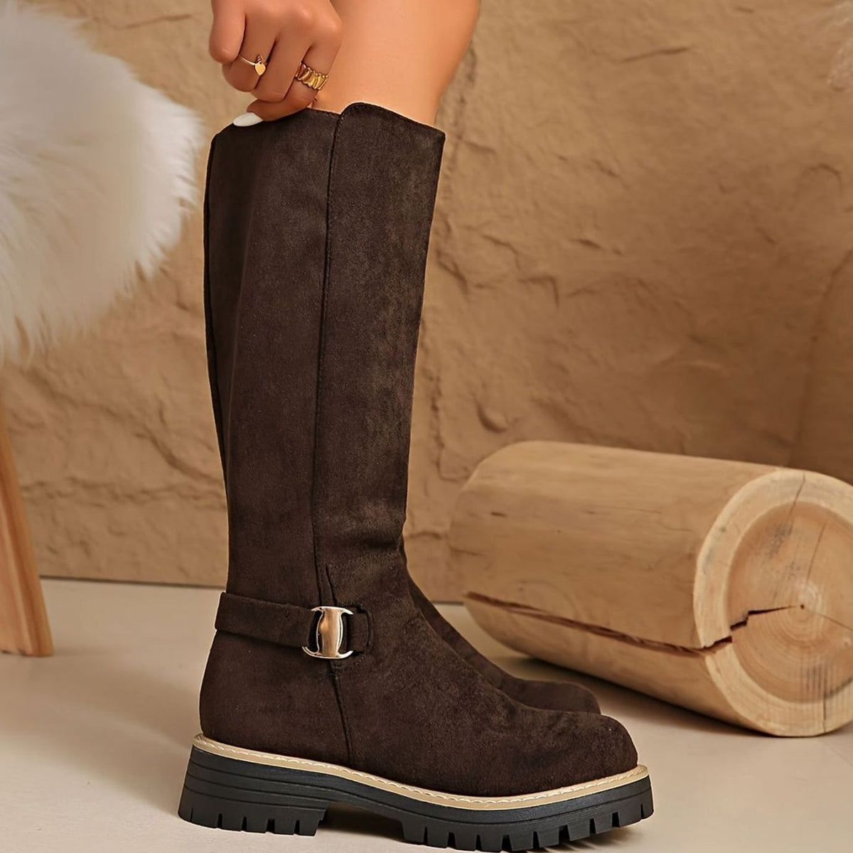 Botas altas de ante colocadas en posición vertical mostrando su forma