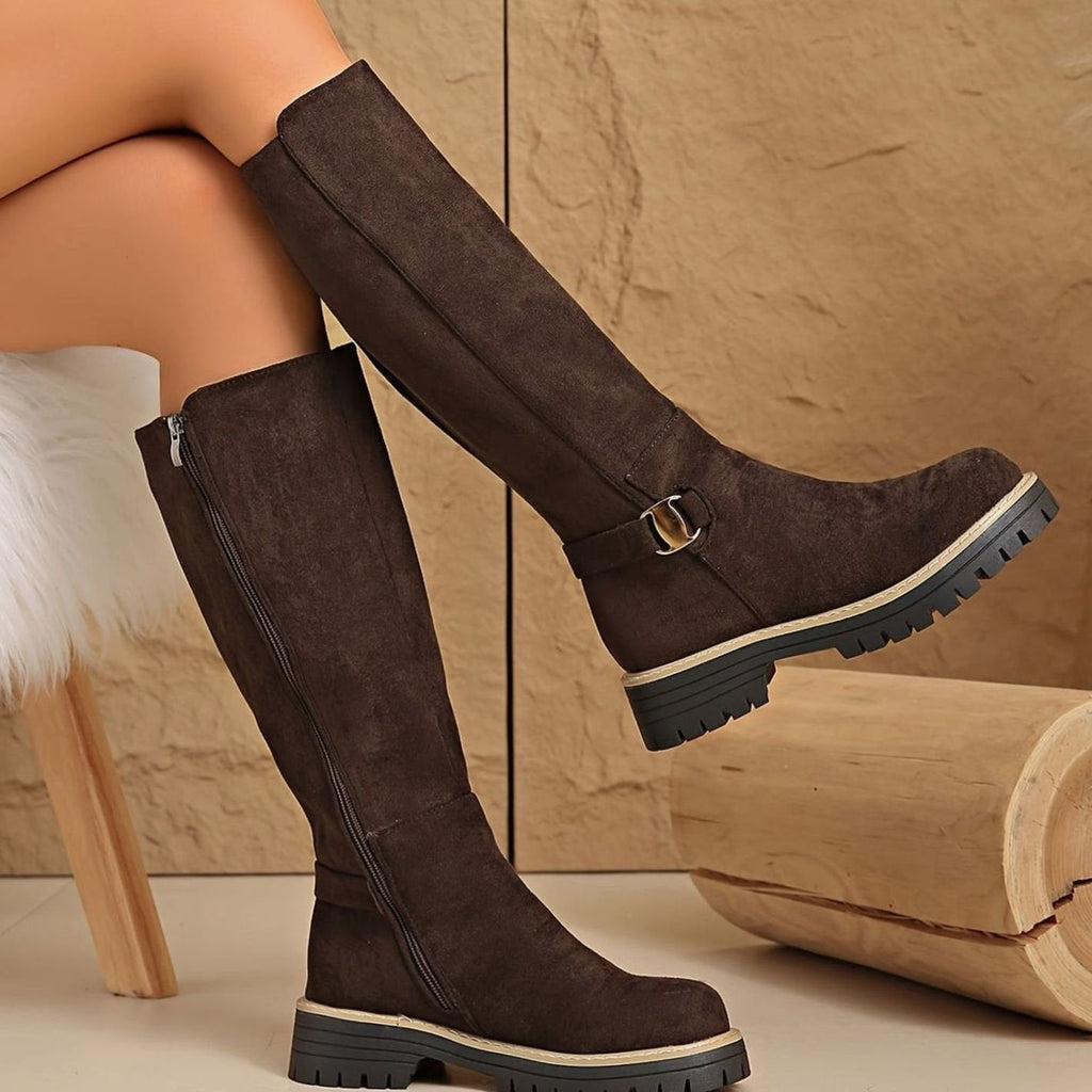Botas altas de ante combinadas con vaqueros ajustados y jersey