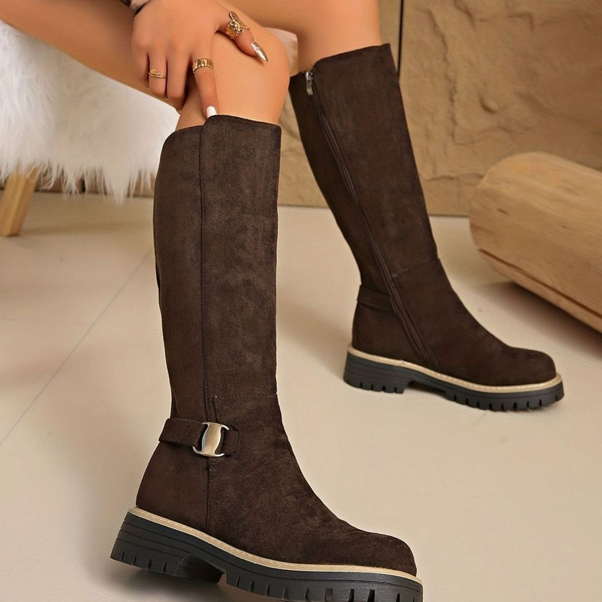 Mujer luciendo botas altas de ante con falda midi para un look de oficina