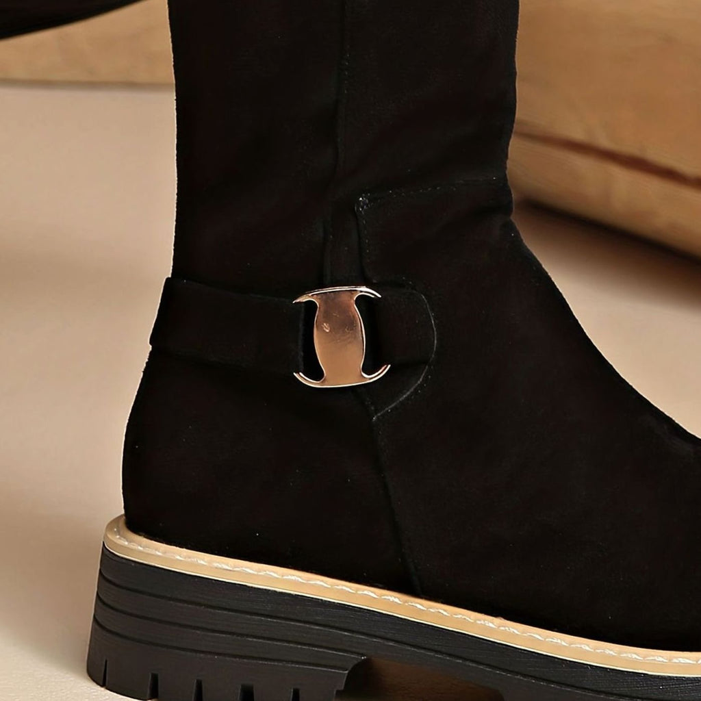 Botas altas de ante en tono café con acabado suave