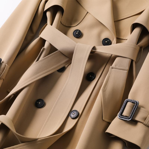 Detalle del cinturón ajustable del trench Aurora para mujer