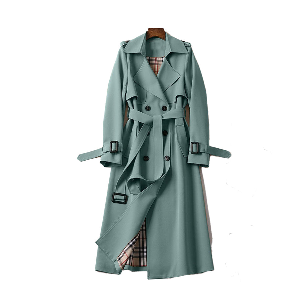 Trench coat Aurora en azul marino combinado con look casual