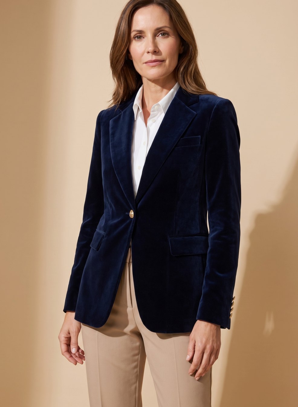 Blazer de terciopelo slim fit para mujer con botones dorados, vista frontal completa