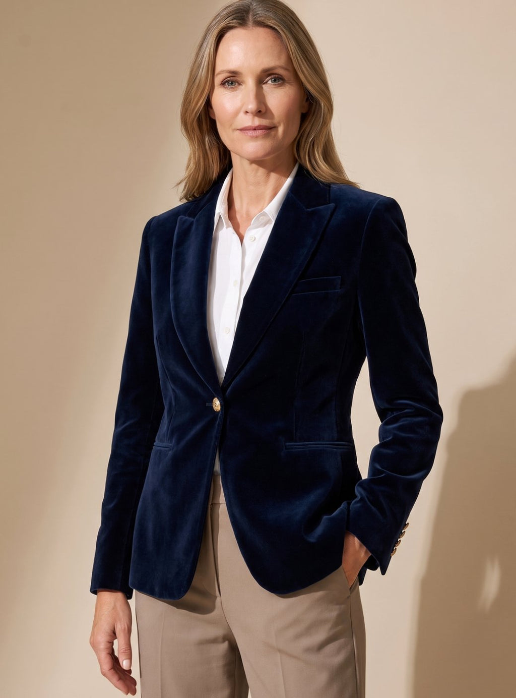 Detalle de los botones dorados en la blazer de terciopelo slim fit para mujer