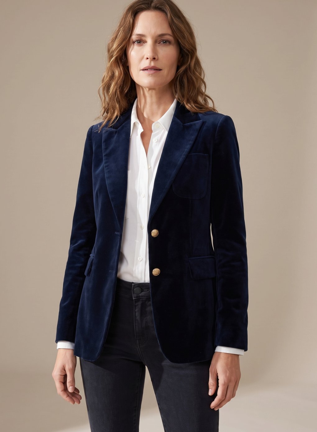 Blazer de terciopelo con hombros estructurados, vista lateral en mujer