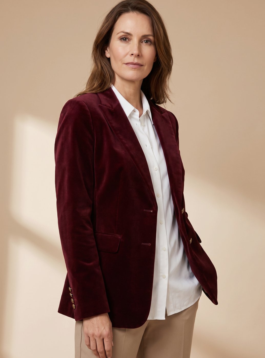 Blazer de terciopelo slim fit para mujer mostrando el bolsillo delantero