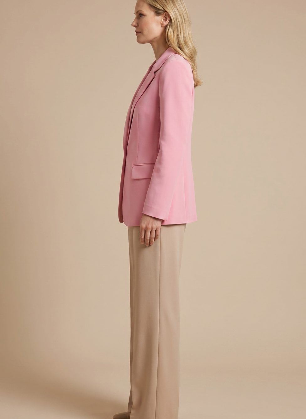 Modelo sentada luciendo el conjunto de blazer y pantalón ancho