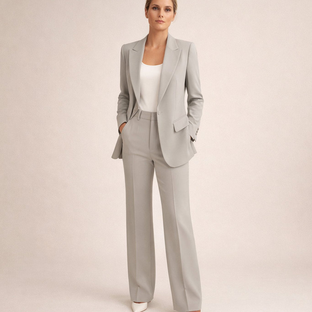 Conjunto sastre combinado con top y tacones para un look de noche