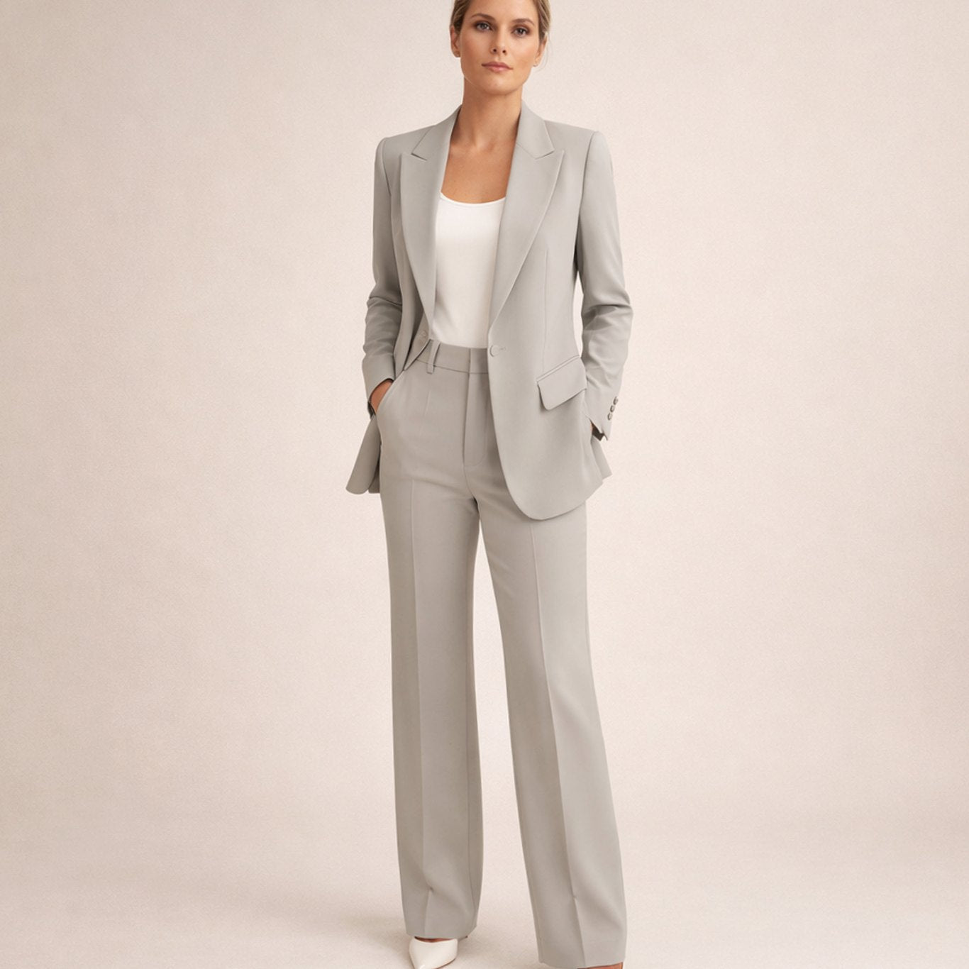 Conjunto sastre combinado con top y tacones para un look de noche