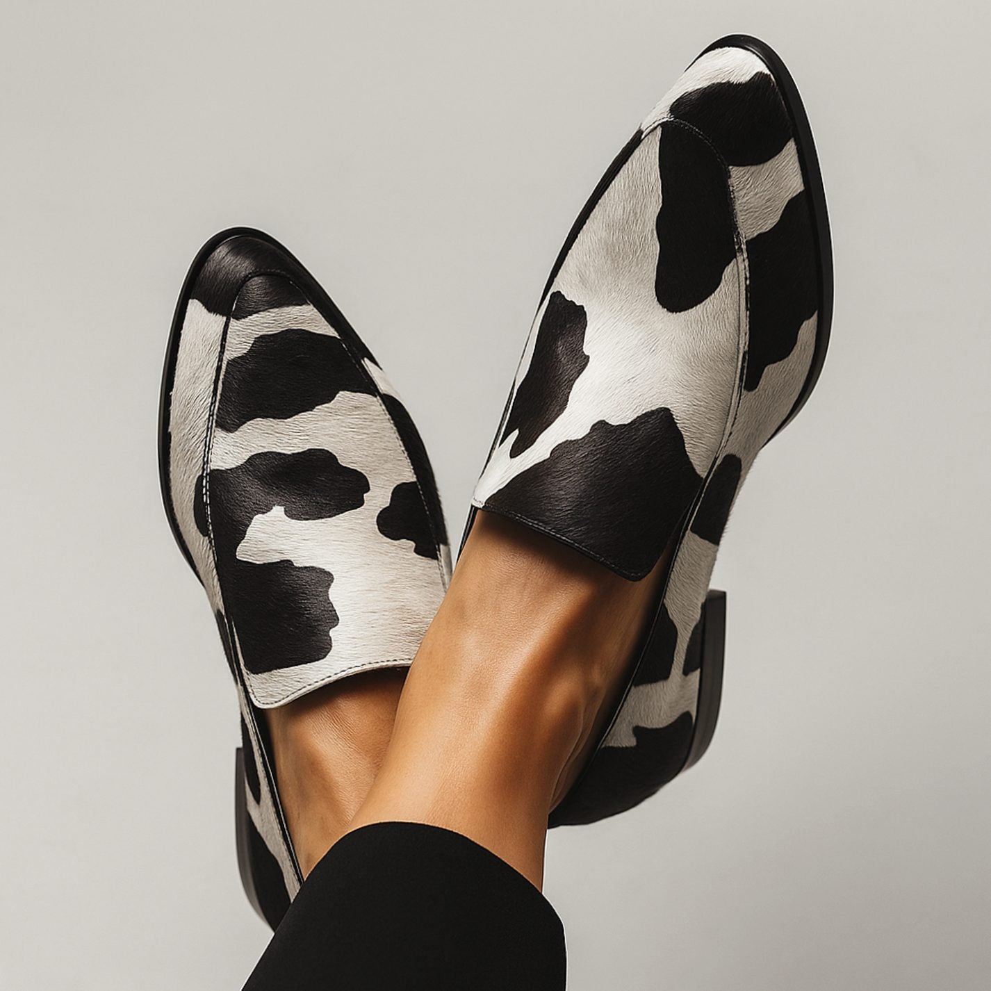 Mocasines de mujer con estampado de vaca en blanco y negro y punta fina
