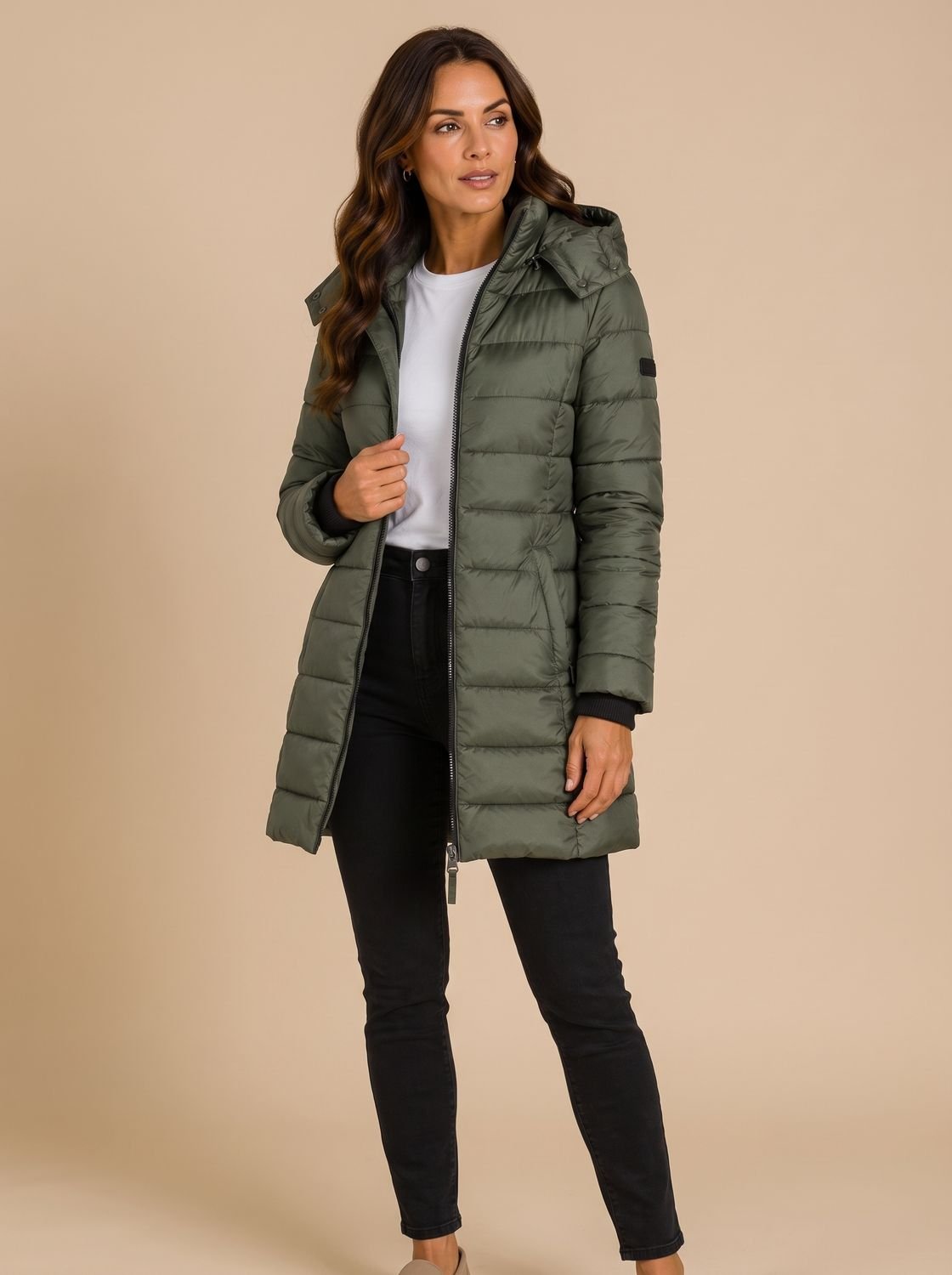 Plumífero largo con capucha combinado con jeans
