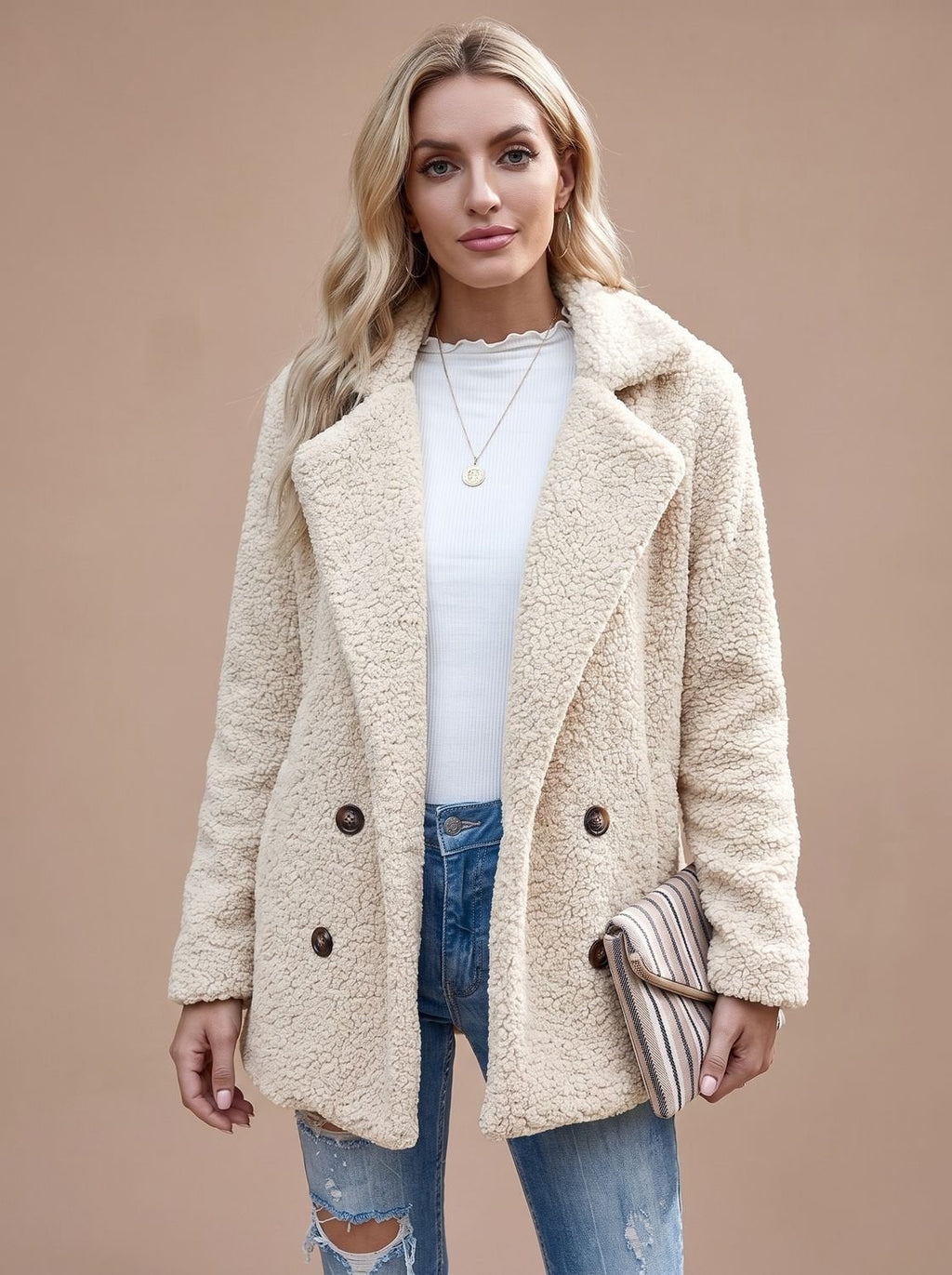 Detalle de la solapa ancha y los botones de la chaqueta oversize de mujer