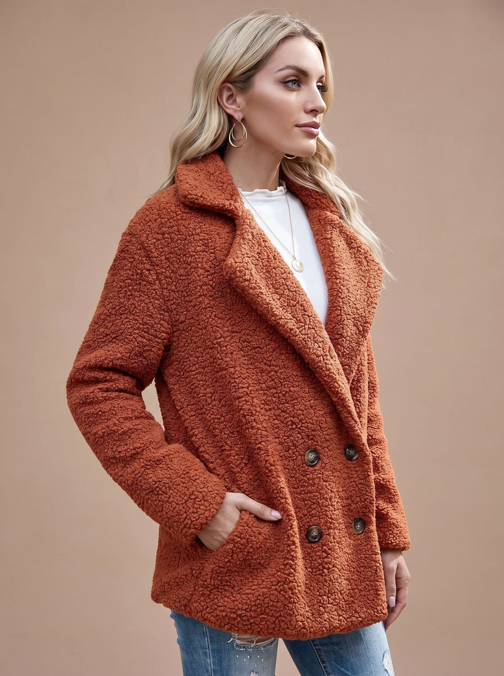 Detalle del tejido afelpado tipo sherpa de la chaqueta oversize
