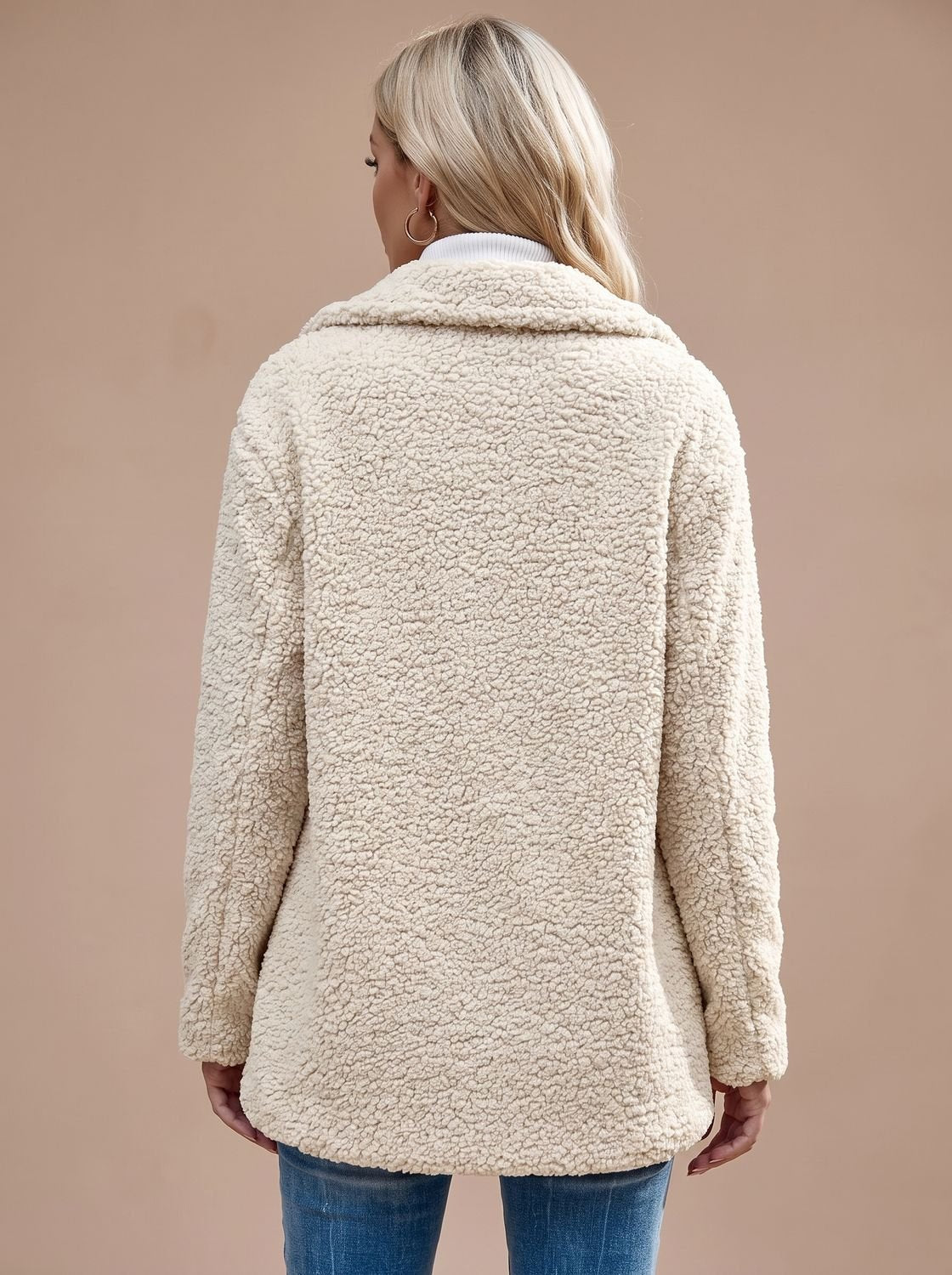 Modelo luciendo la chaqueta teddy oversize en color claro
