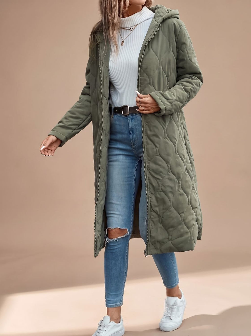 Mujer con abrigo acolchado largo y capucha, ideal para el invierno