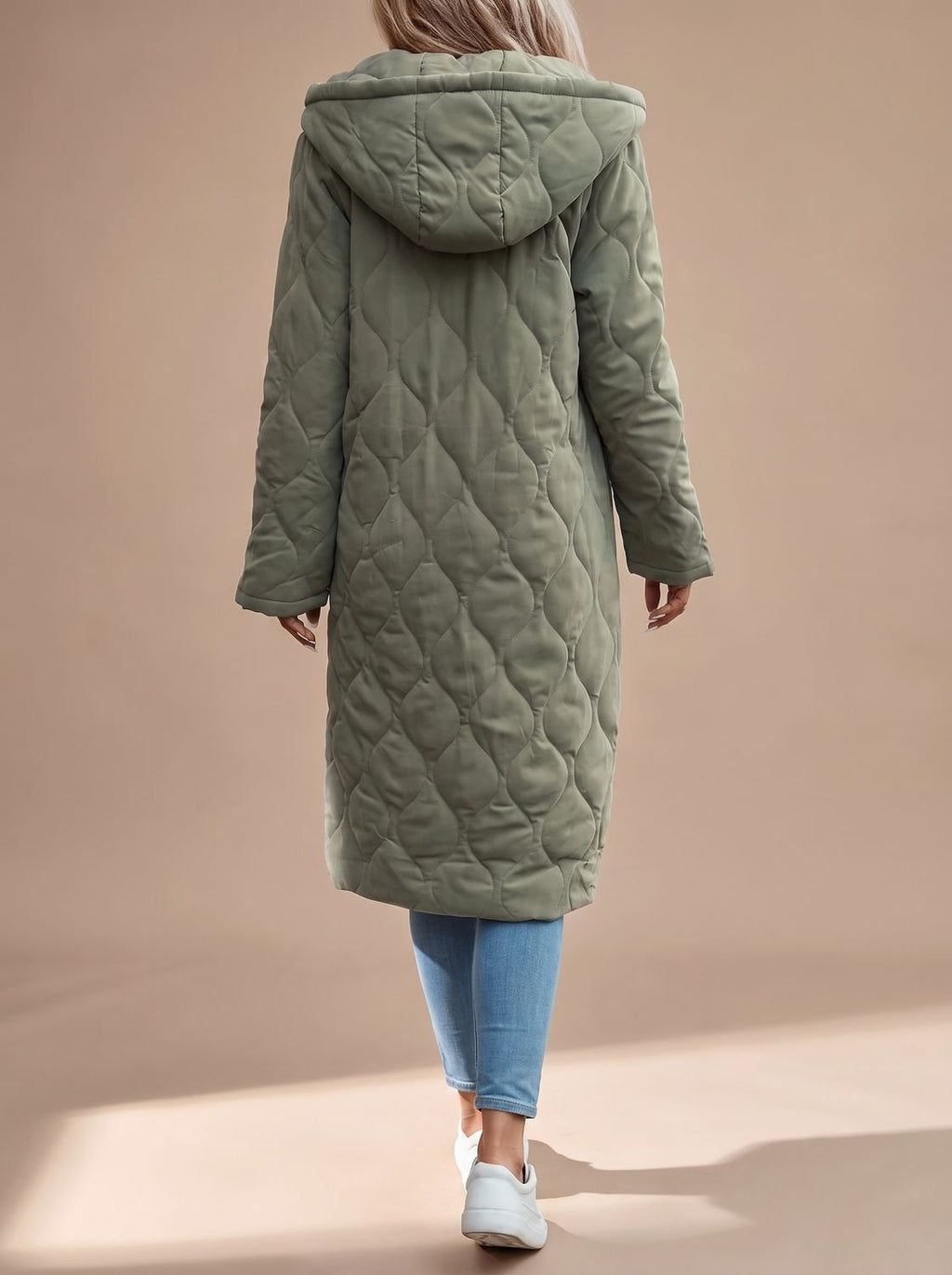 Abrigo acolchado con capucha combinado con jersey y vaqueros