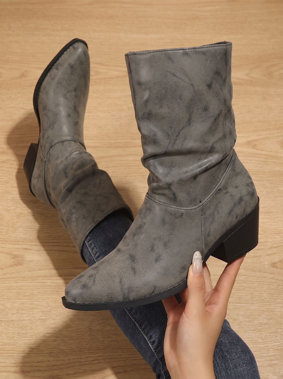 Botines VENISSA de mujer con caña media fruncida y tacón ancho en polipiel
