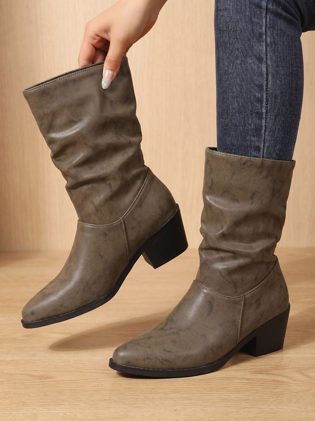 Botines VENISSA combinados con vaqueros para un look casual de mujer