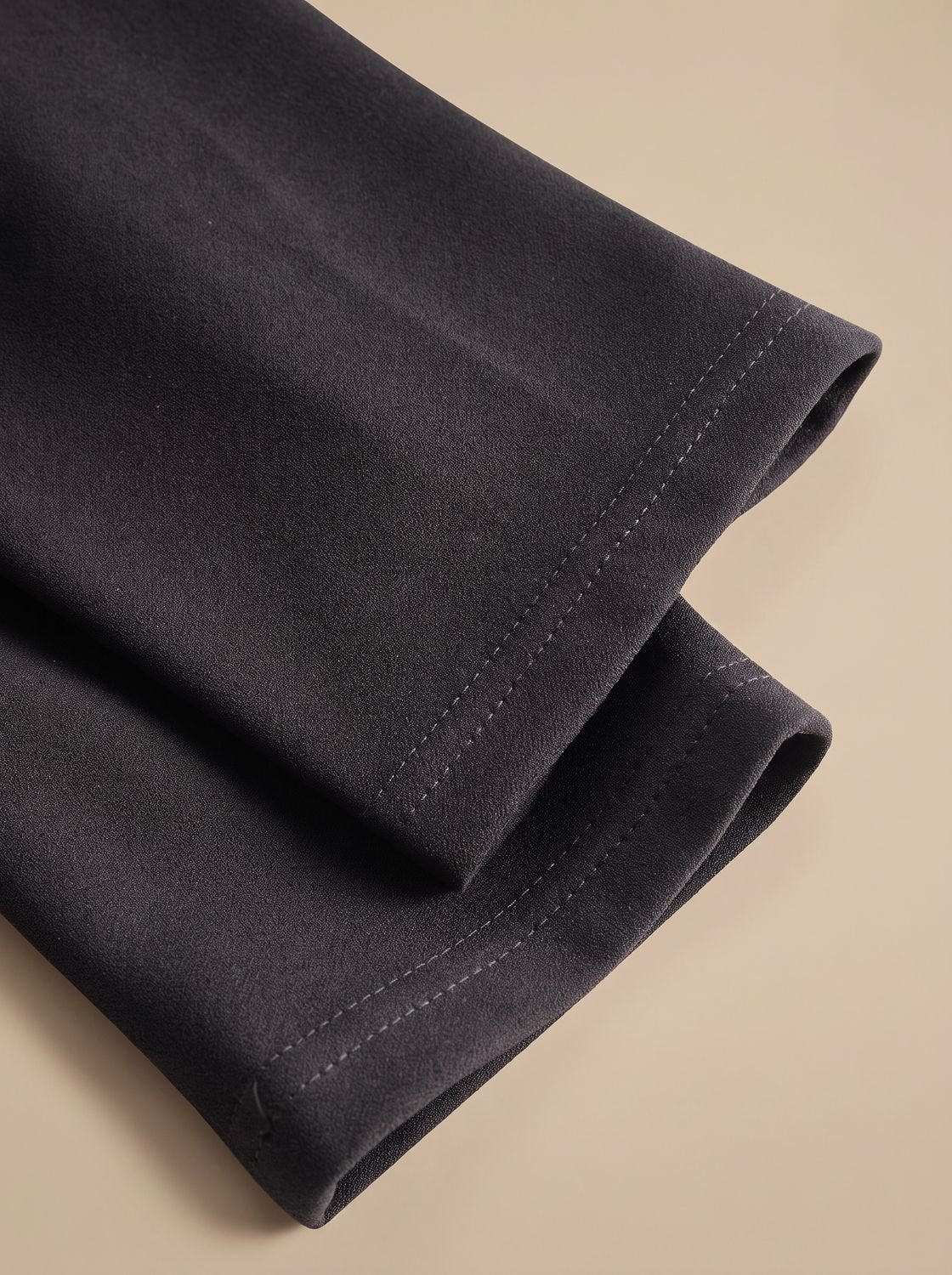 Textura y caída del vestido negro midi de manga larga
