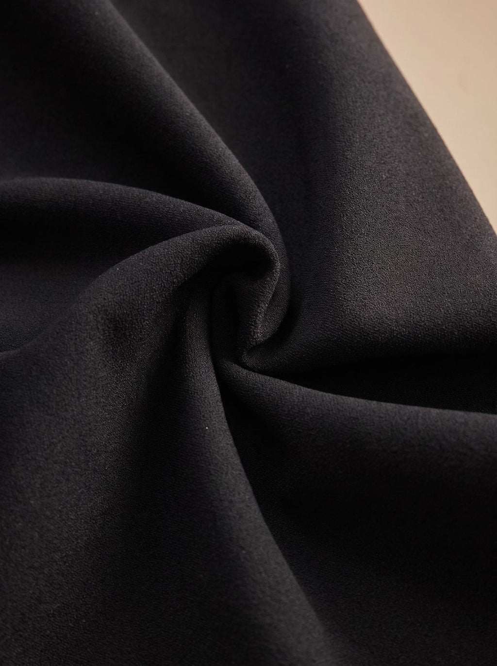 Vestido midi negro ideal para invitada de boda elegante