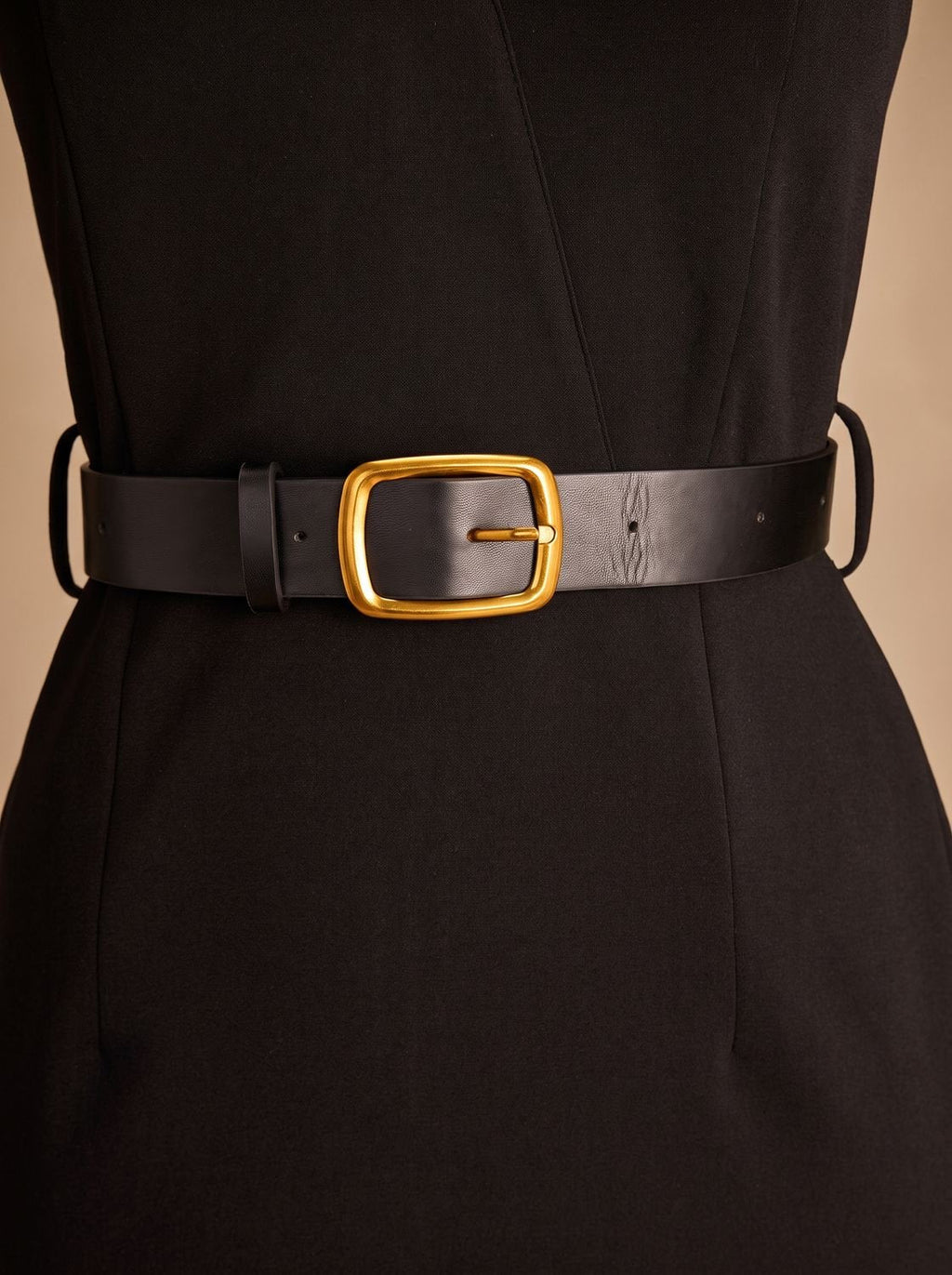 Detalle del cuello en V cruzado del vestido midi negro