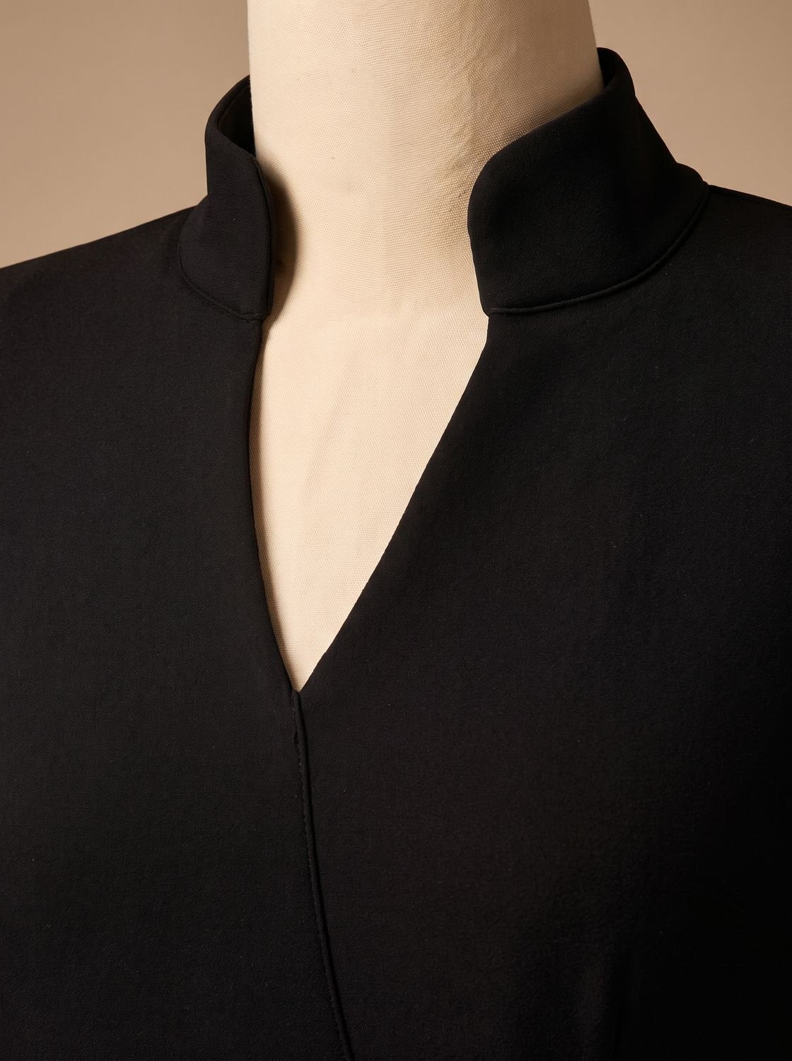 Vestido negro midi mostrando el ajuste entallado tipo lápiz