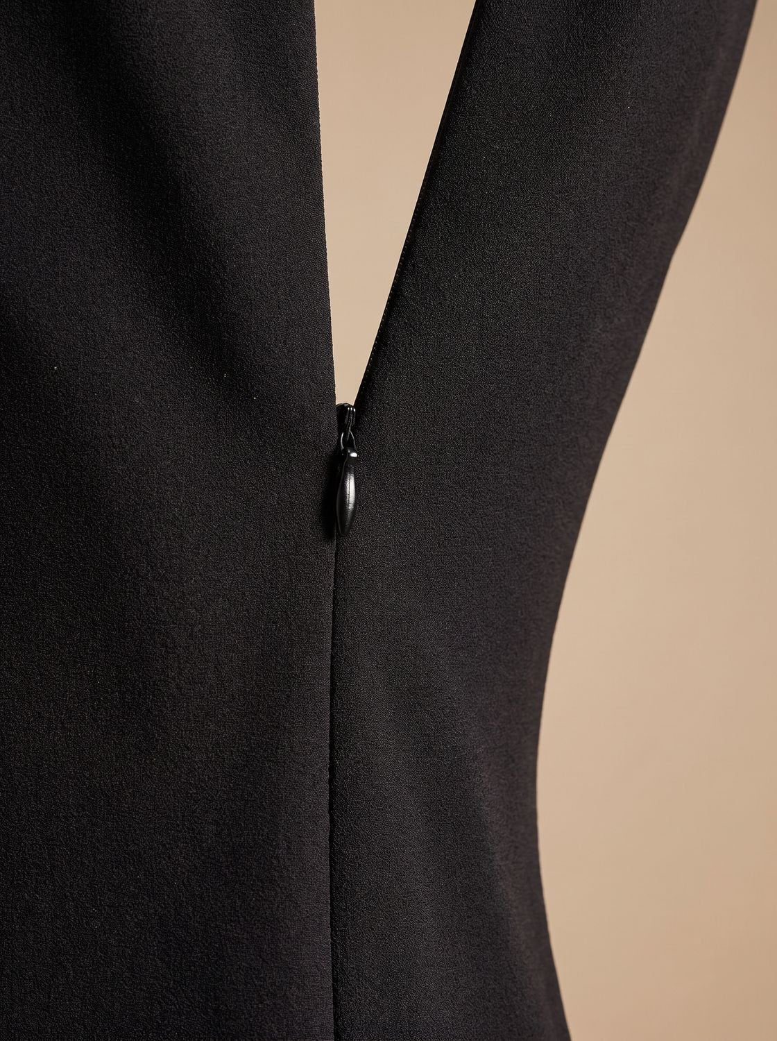 Vestido midi negro con cinturón, look completo de cuerpo entero