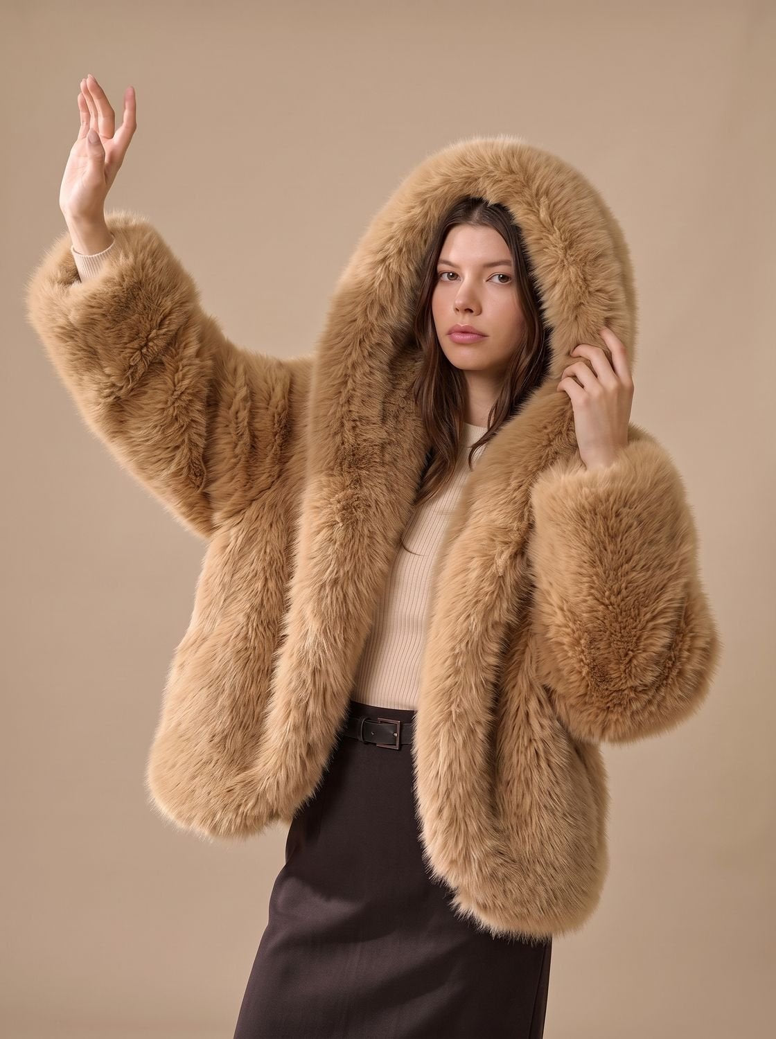 Detalle de la capucha XL del abrigo de pelo sintético para mujer