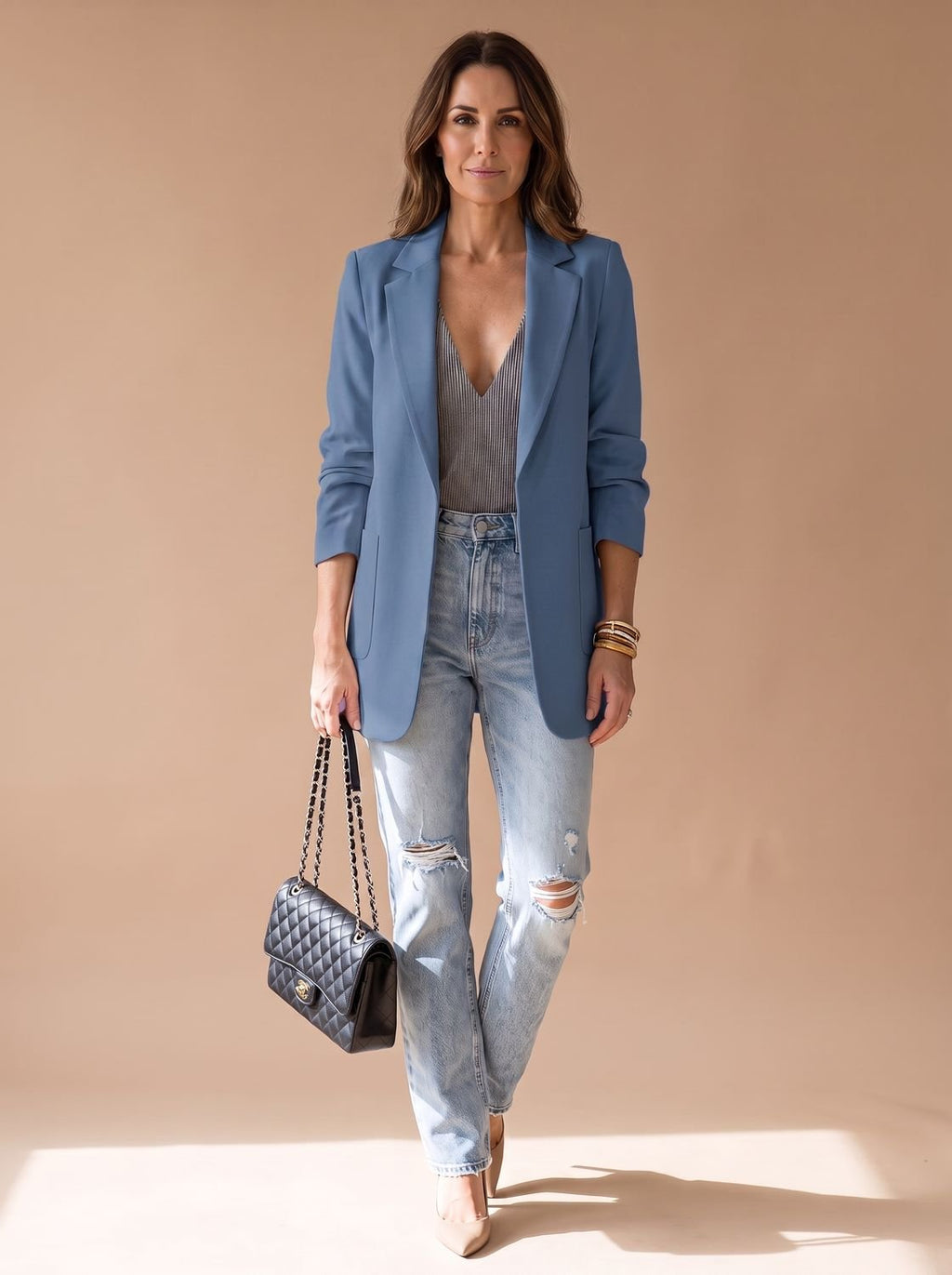 Blazer midi combinado con vaqueros para un look casual de fin de semana