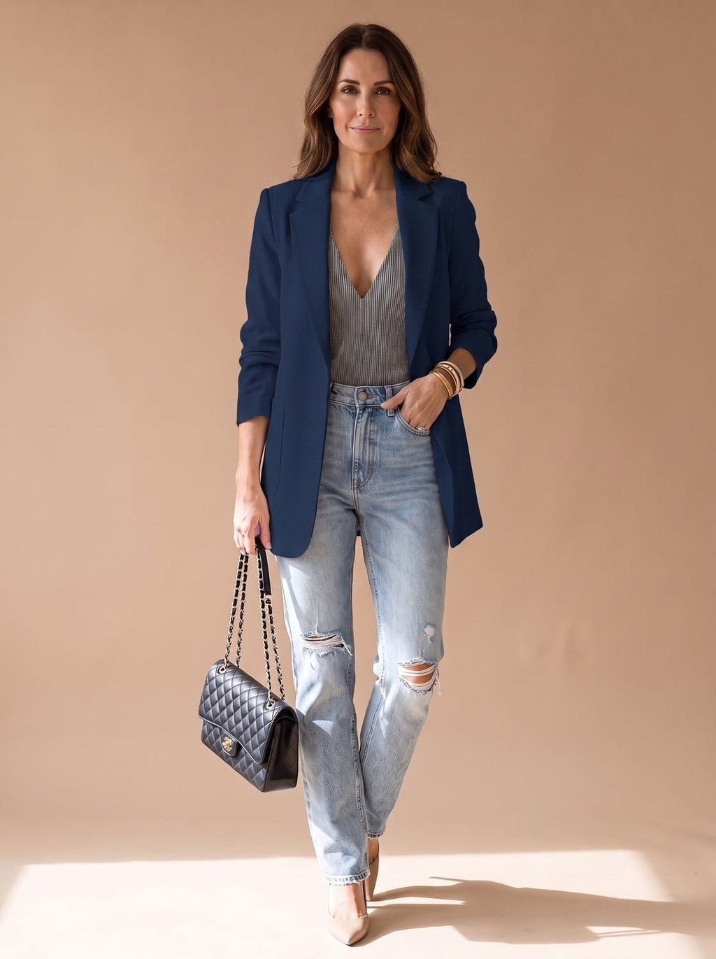 Vista lateral del blazer de mujer con cuello solapa y largo midi