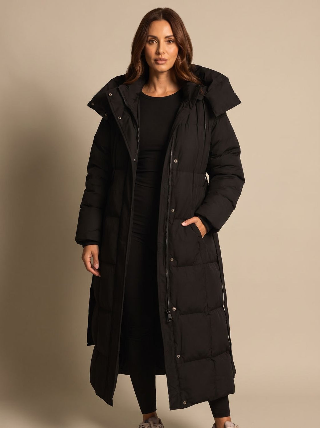 Abrigo largo acolchado con capucha para mujer, vista frontal completa