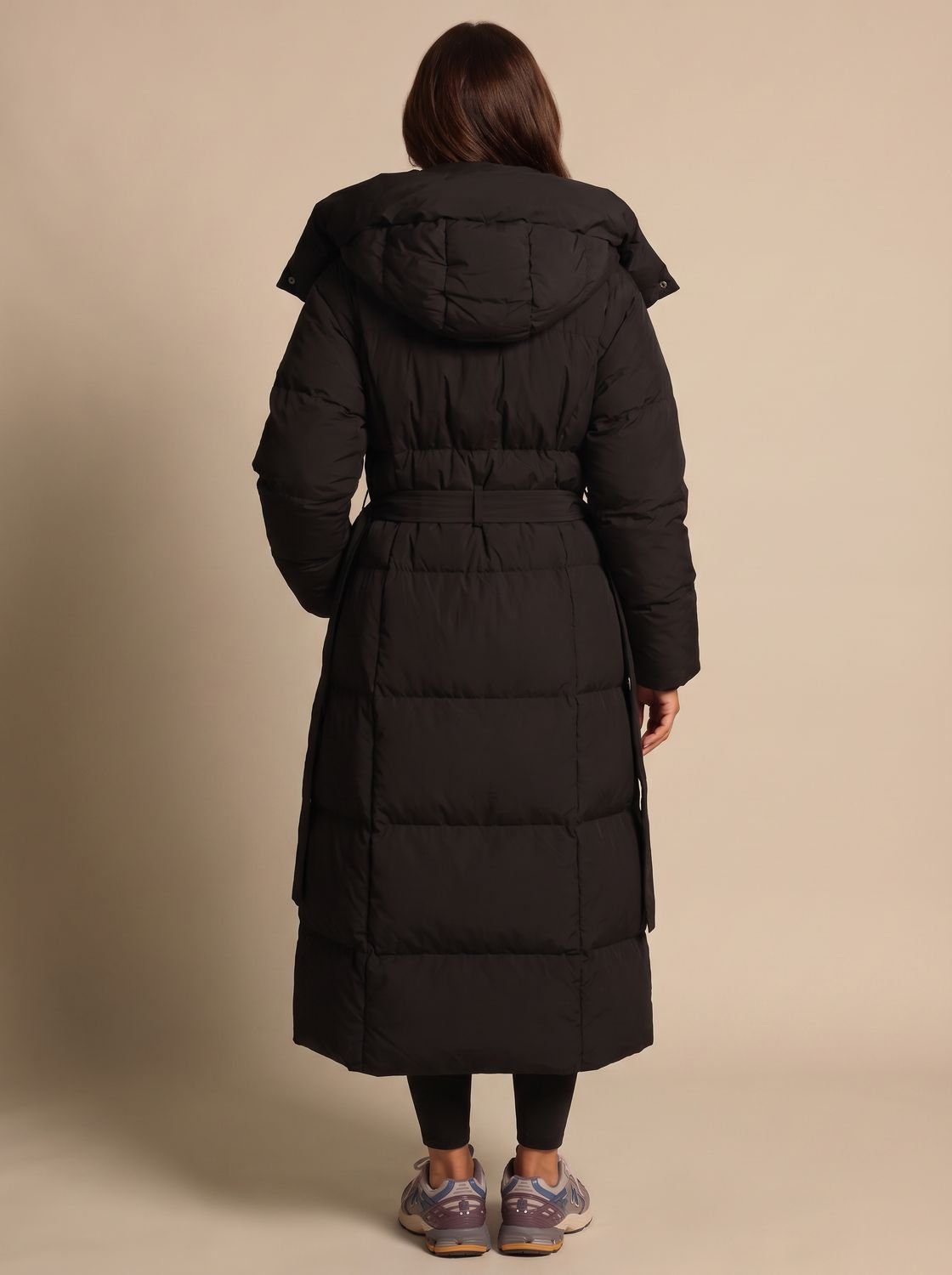 Capucha y bolsillos laterales del abrigo acolchado de invierno para mujer