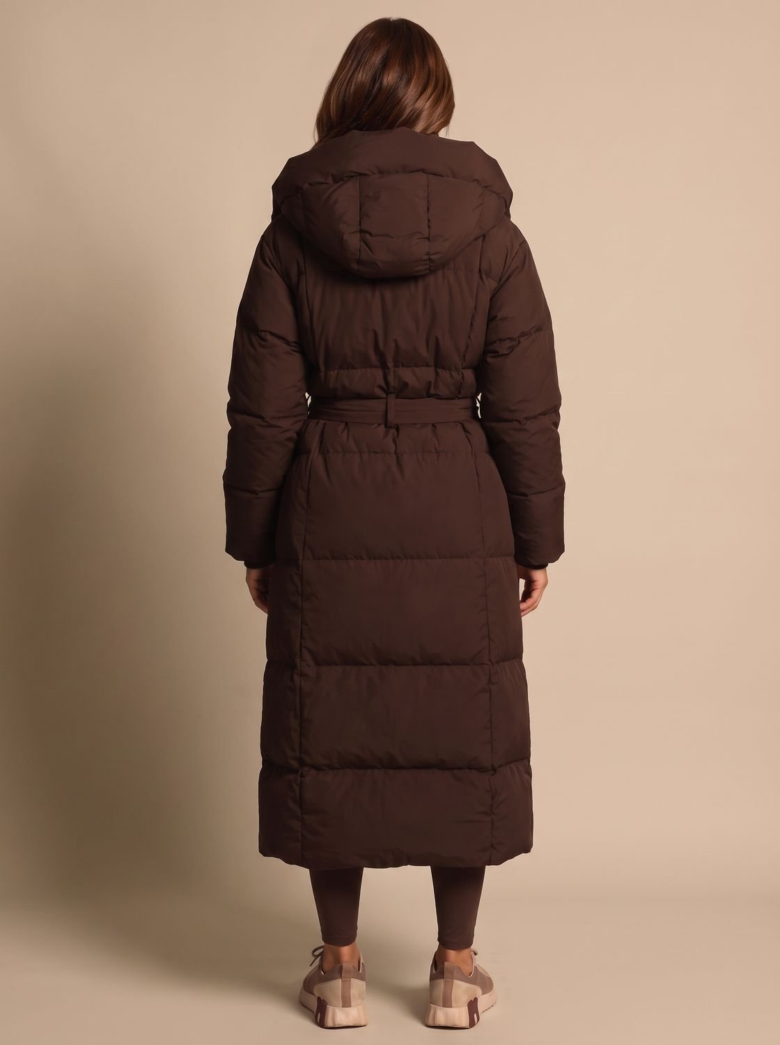 Vista trasera del abrigo longline acolchado con capucha para mujer