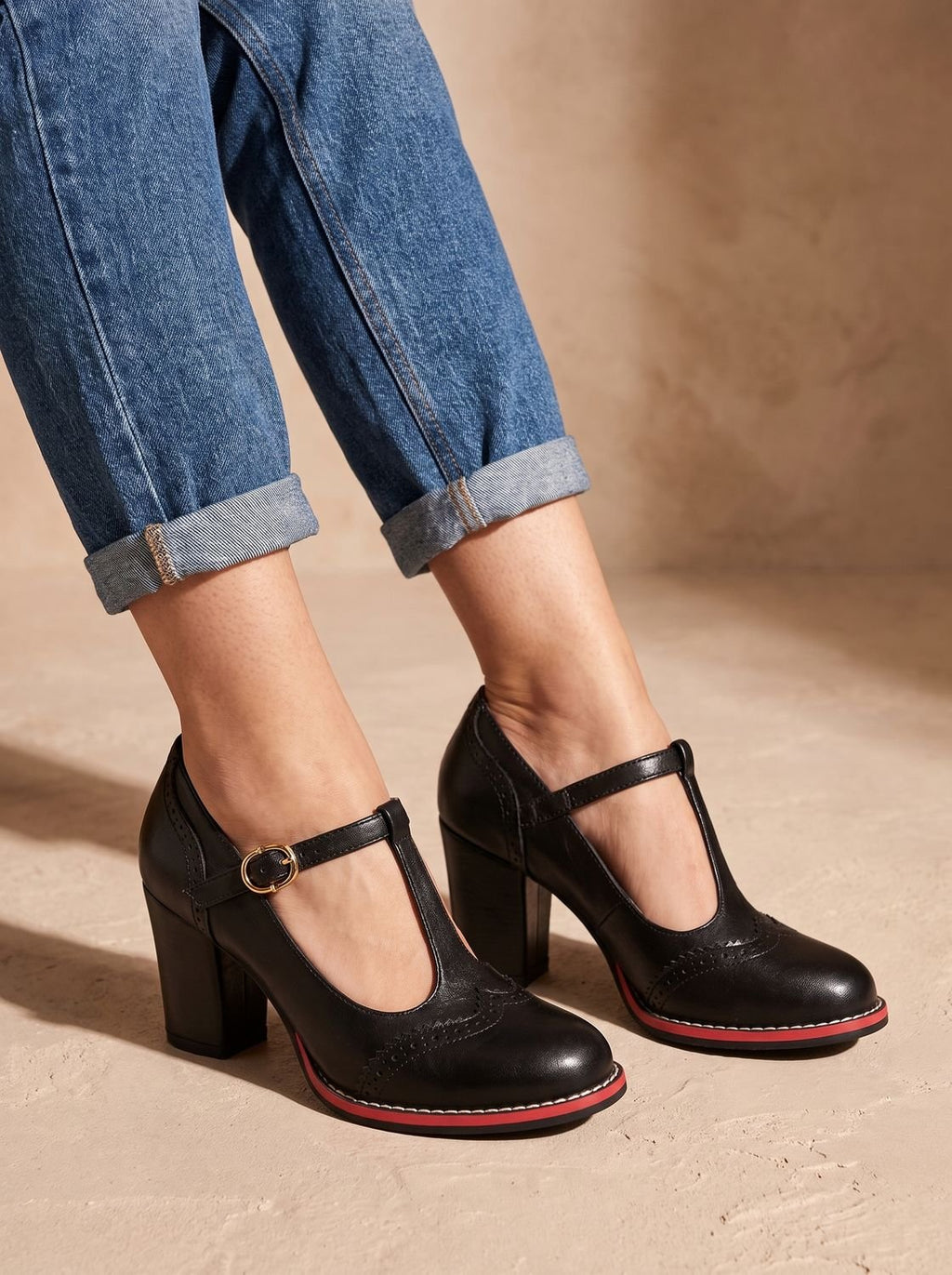 Zapato brogue de mujer con tacón bloque, tira T-bar y hebilla dorada en color negro