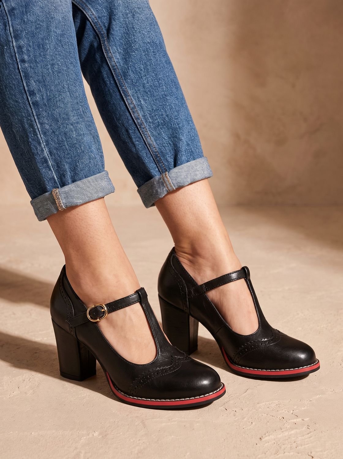 Zapato brogue de mujer con tacón bloque, tira T-bar y hebilla dorada en color negro