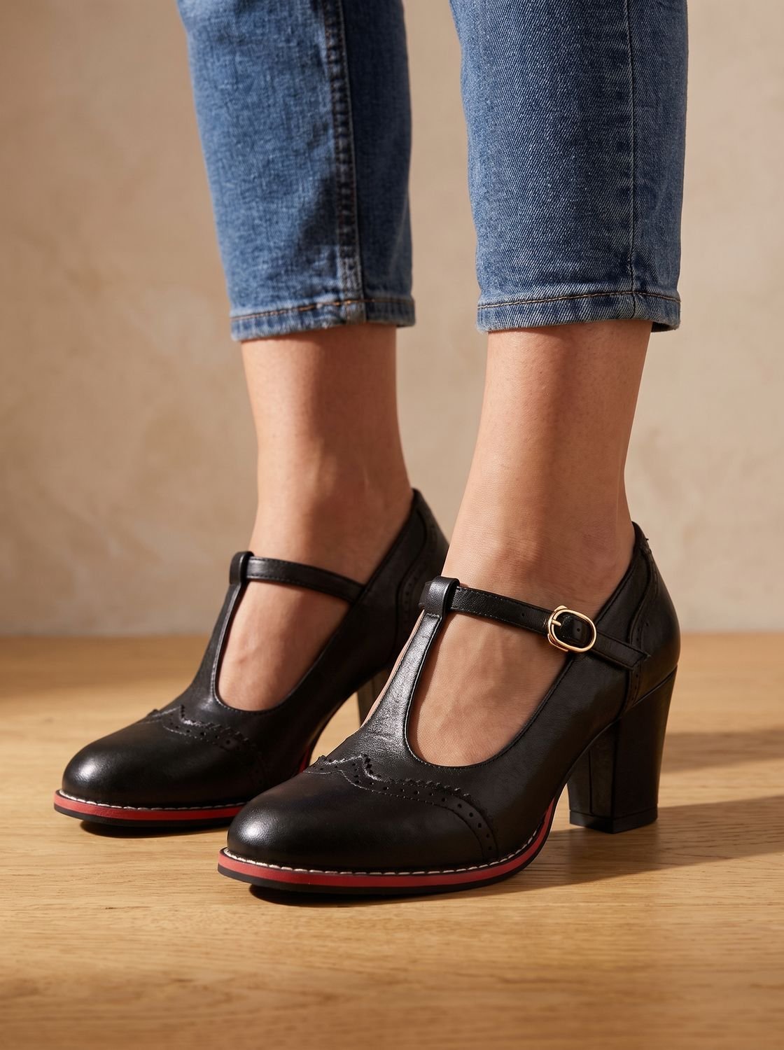 Vista lateral del zapato brogue retro con puntera perforada y suela roja de contraste