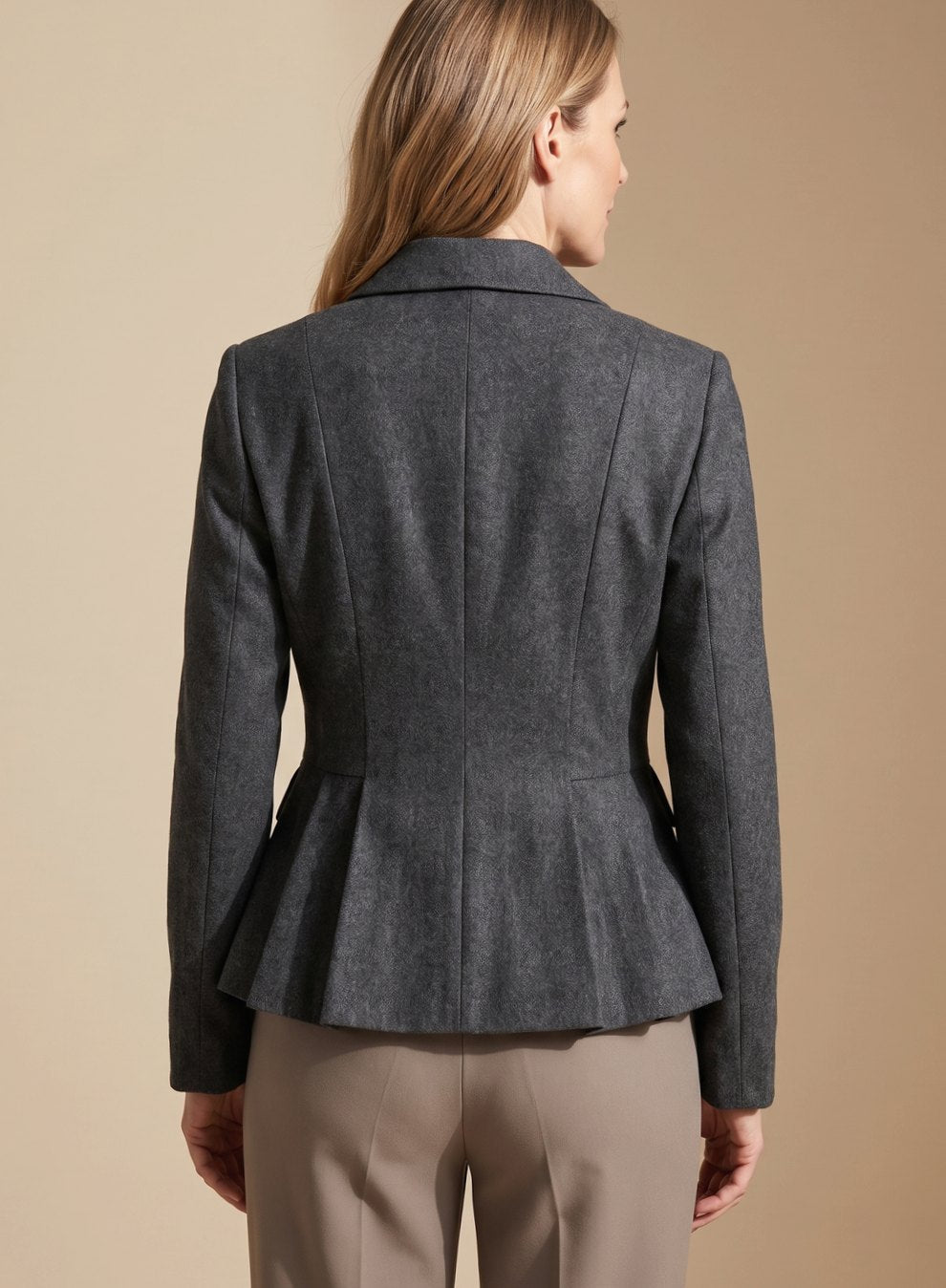 Vista trasera del blazer con pliegues y corte ajustado