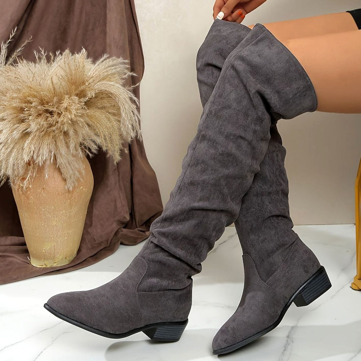 Botas mosqueteras de ante con tacón ancho y caña slouchy por encima de la rodilla