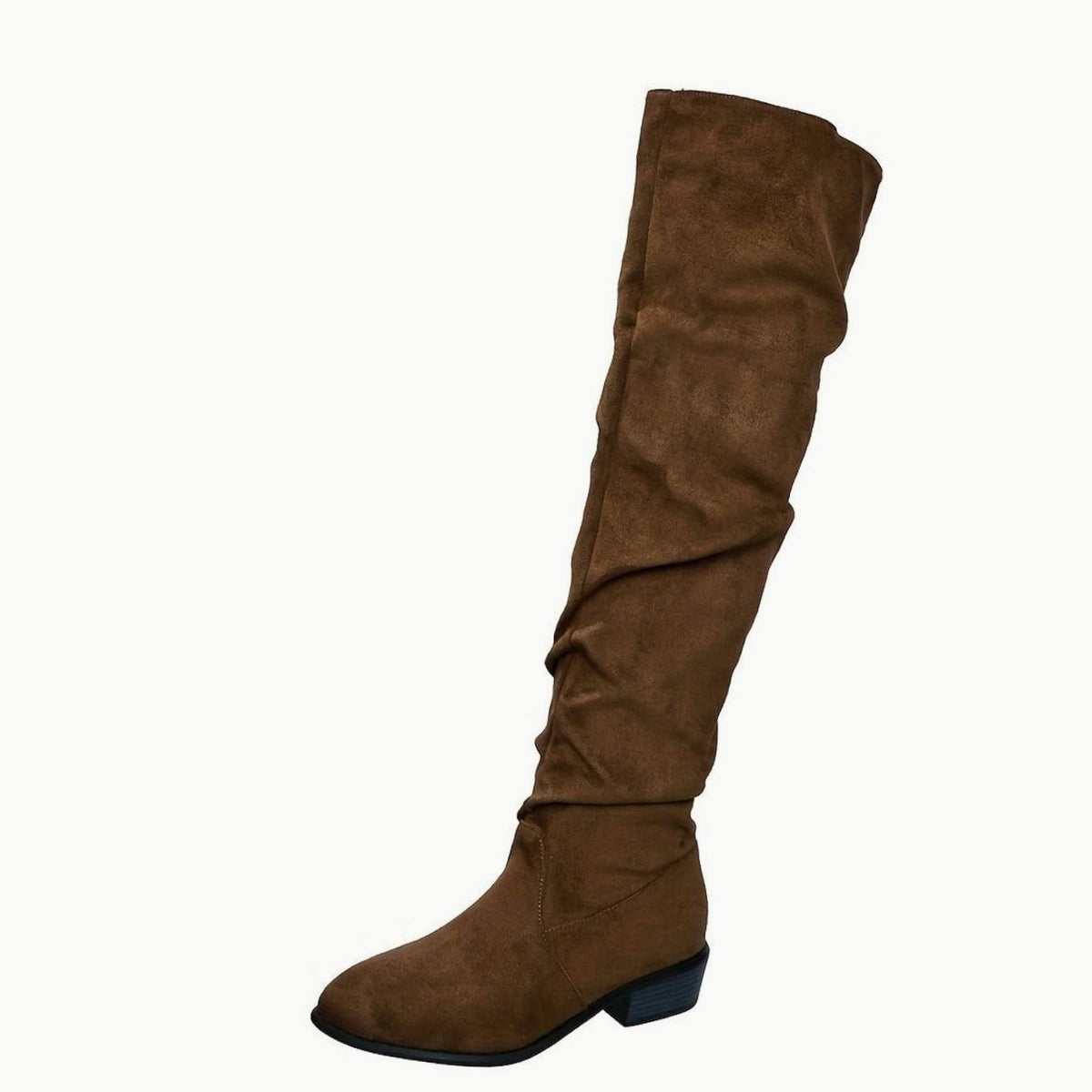 Botas mosqueteras estilo slouchy combinadas con pantalón de vestir