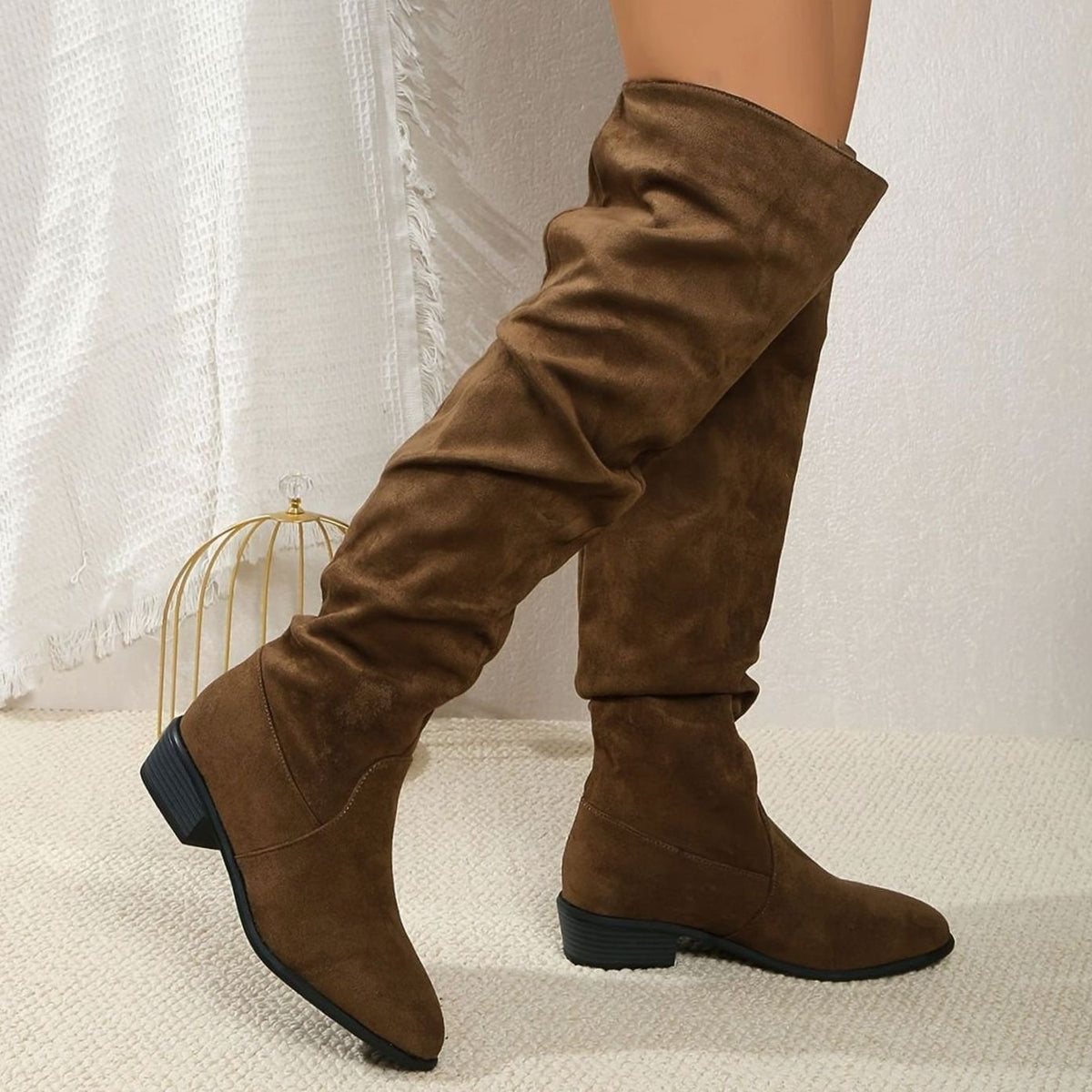 Botas de tacón ancho y caña alta presentadas en los tres colores disponibles