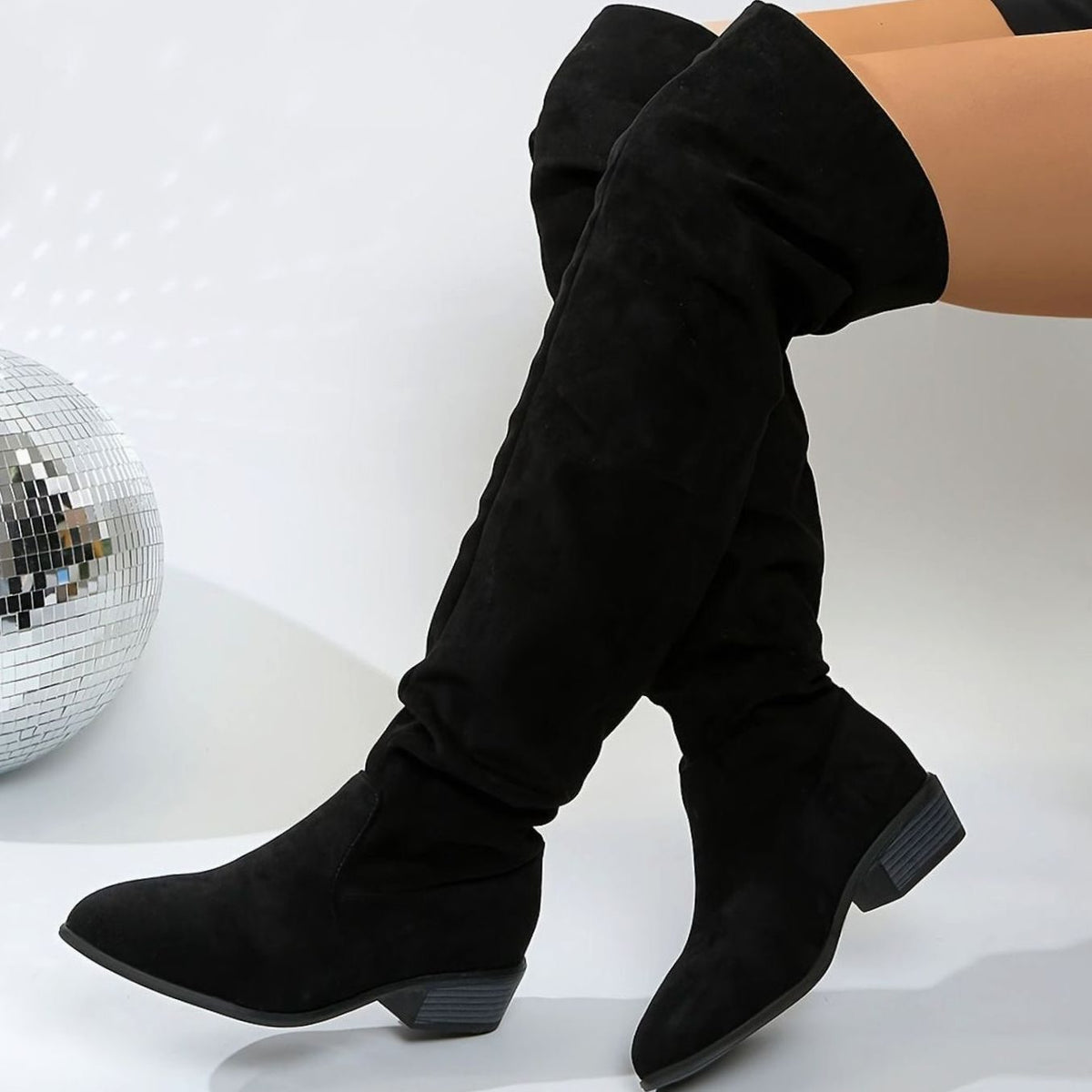 Botas altas de mujer en color gris a juego con vaqueros pitillo