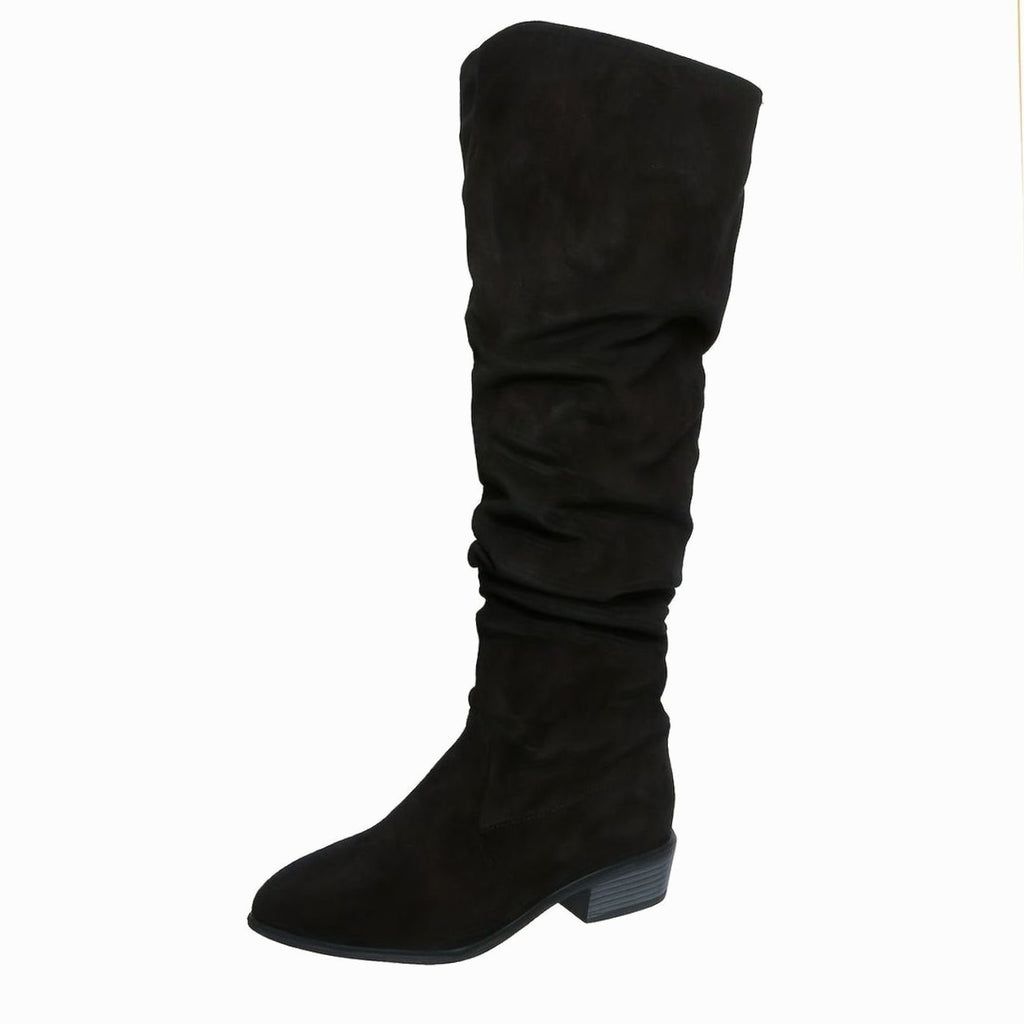 Botas mosqueteras en tono kaki combinadas con falda mini y jersey