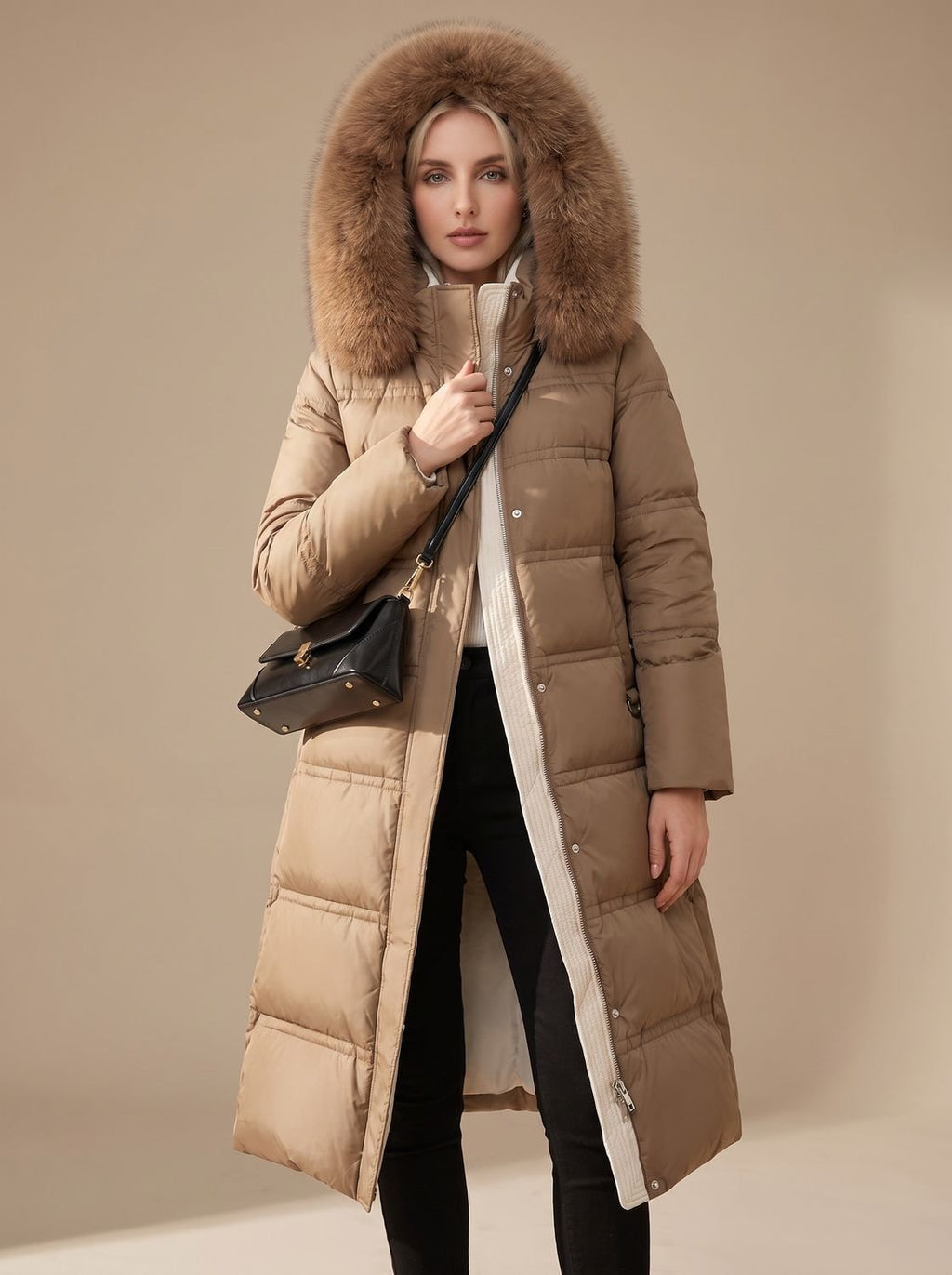 Mujer con parka larga acolchada y capucha de pelo en color negro