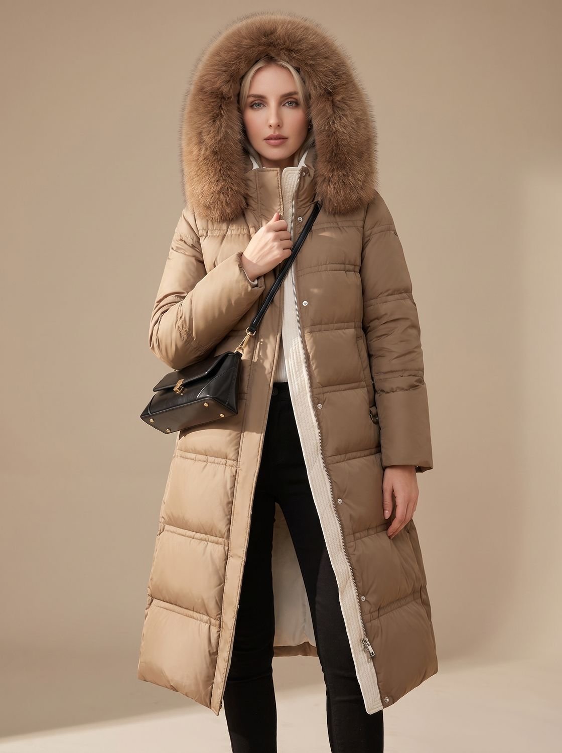 Mujer con parka larga acolchada y capucha de pelo en color negro